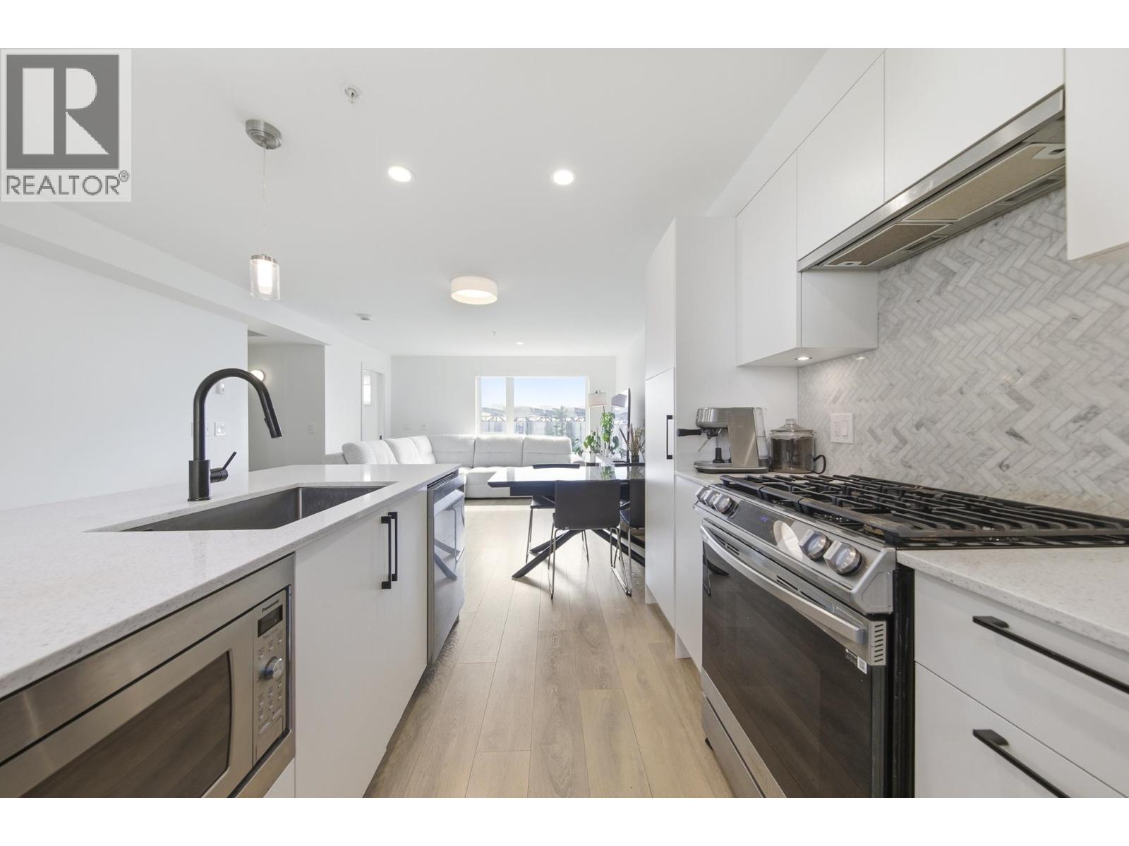 356 555 E 2nd Street, North Vancouver, British Columbia  V7L 1E1 - Photo 3 - R3105855