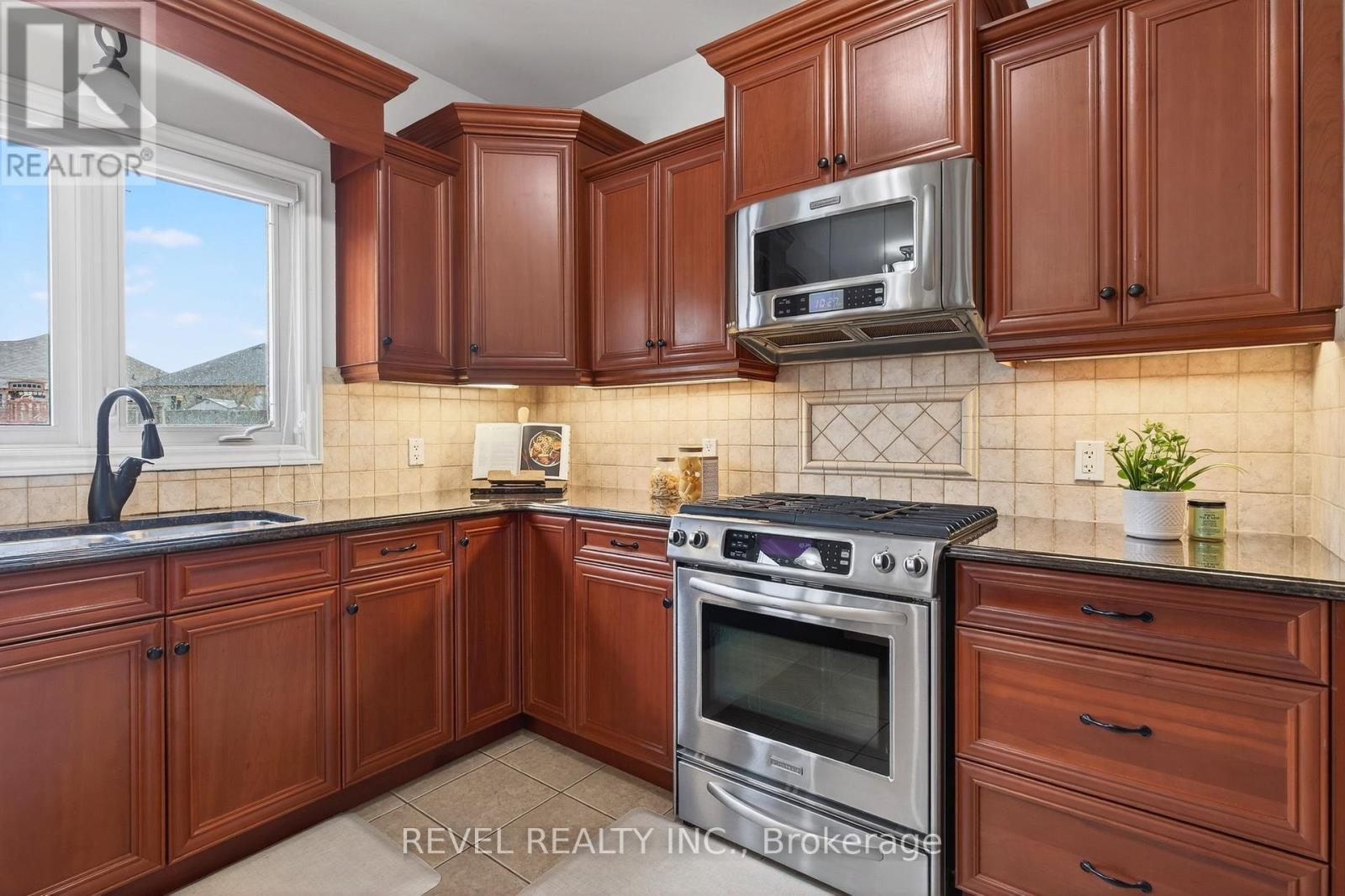 3190 Pincombe Drive, London South, Ontario  N6L 0B4 - Photo 12 - X12945976