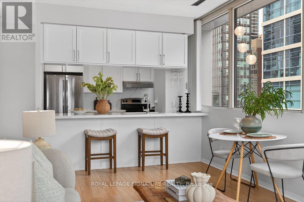 707 - 555 Yonge Street, Toronto, Ontario  M4Y 3A6 - Photo 6 - C12945978