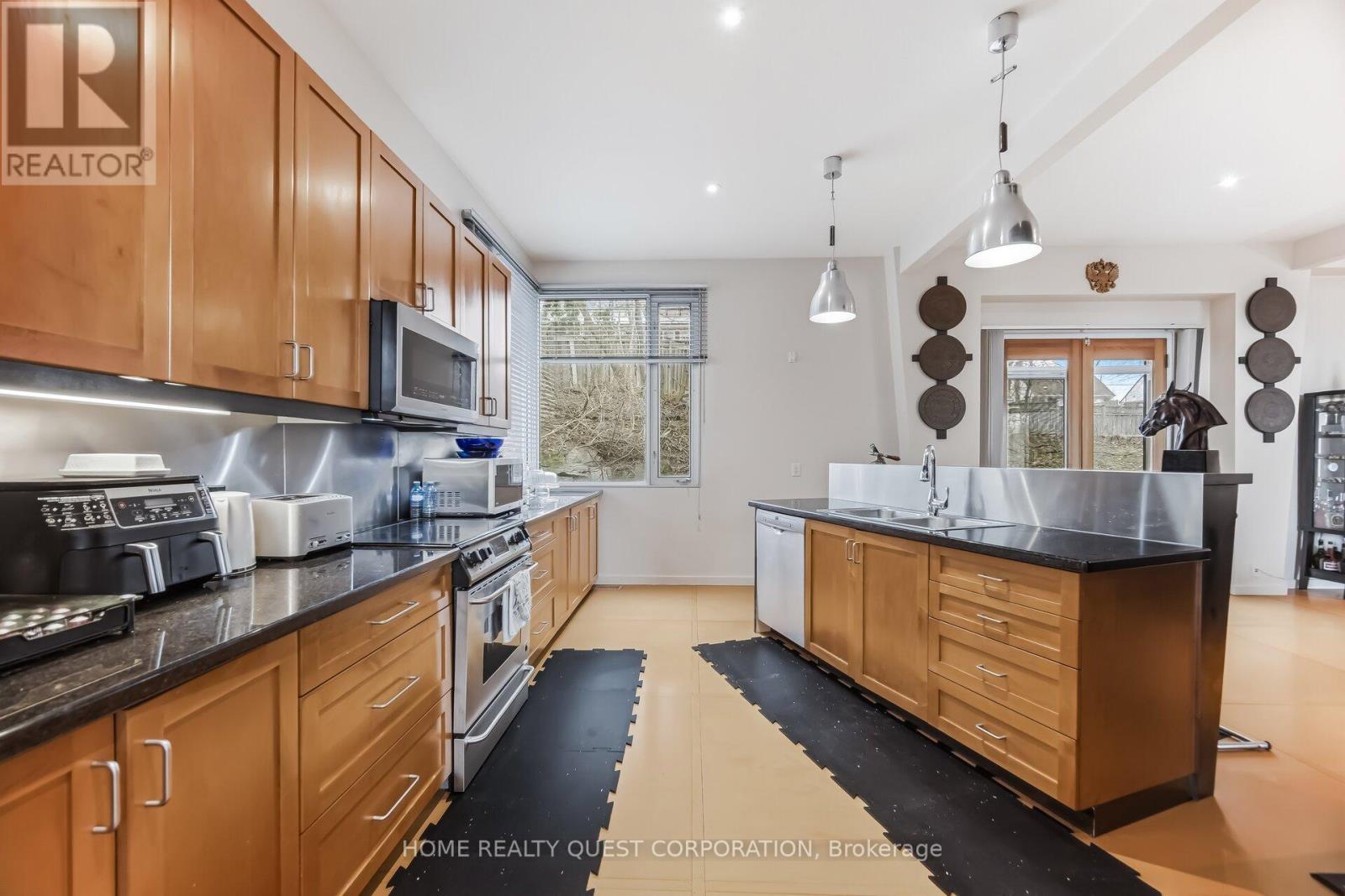 186 Wyndham Street, Mississauga, Ontario  L5M 1N5 - Photo 13 - W12945860