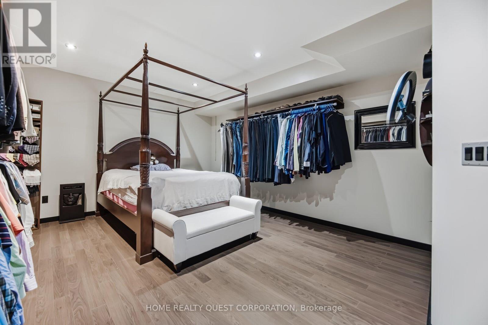 186 Wyndham Street, Mississauga, Ontario  L5M 1N5 - Photo 33 - W12945860