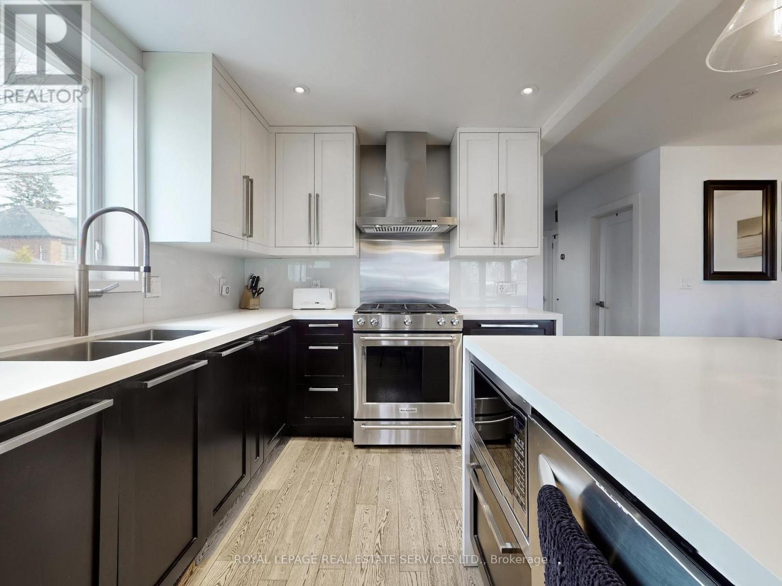 113 Grand Avenue, Toronto, Ontario  M8Y 2Z4 - Photo 2 - W12945984