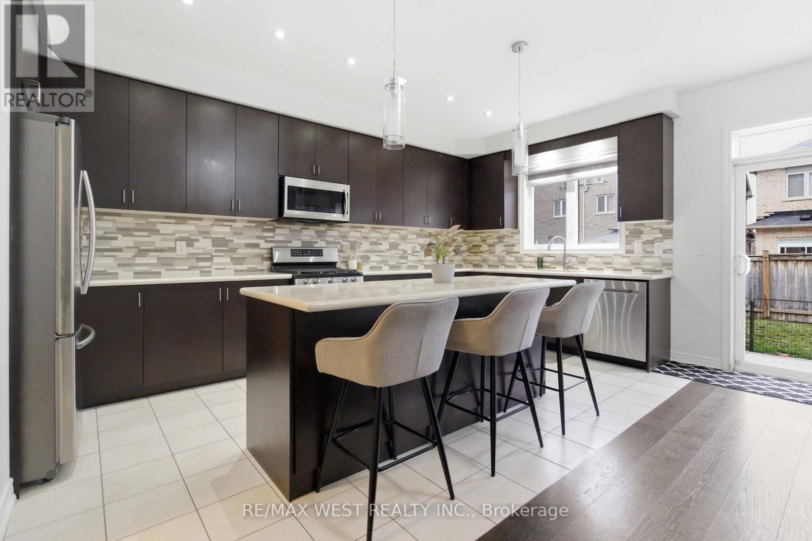 116 Lesabre Crescent, Brampton, Ontario  L6P 0W4 - Photo 5 - W12945998