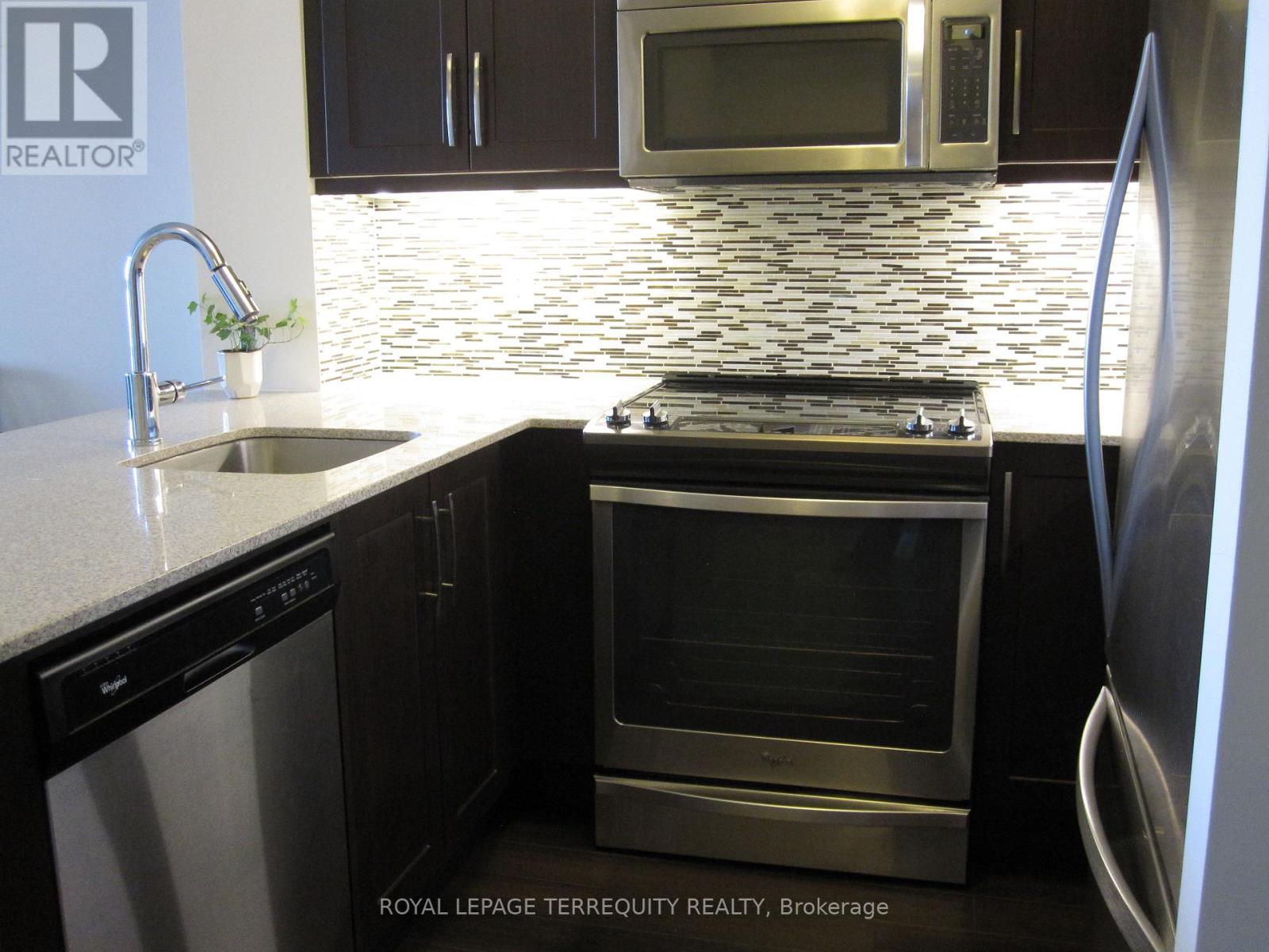 1011 - 1 Old Mill Drive, Toronto, Ontario  M6S 0A1 - Photo 16 - W12946008