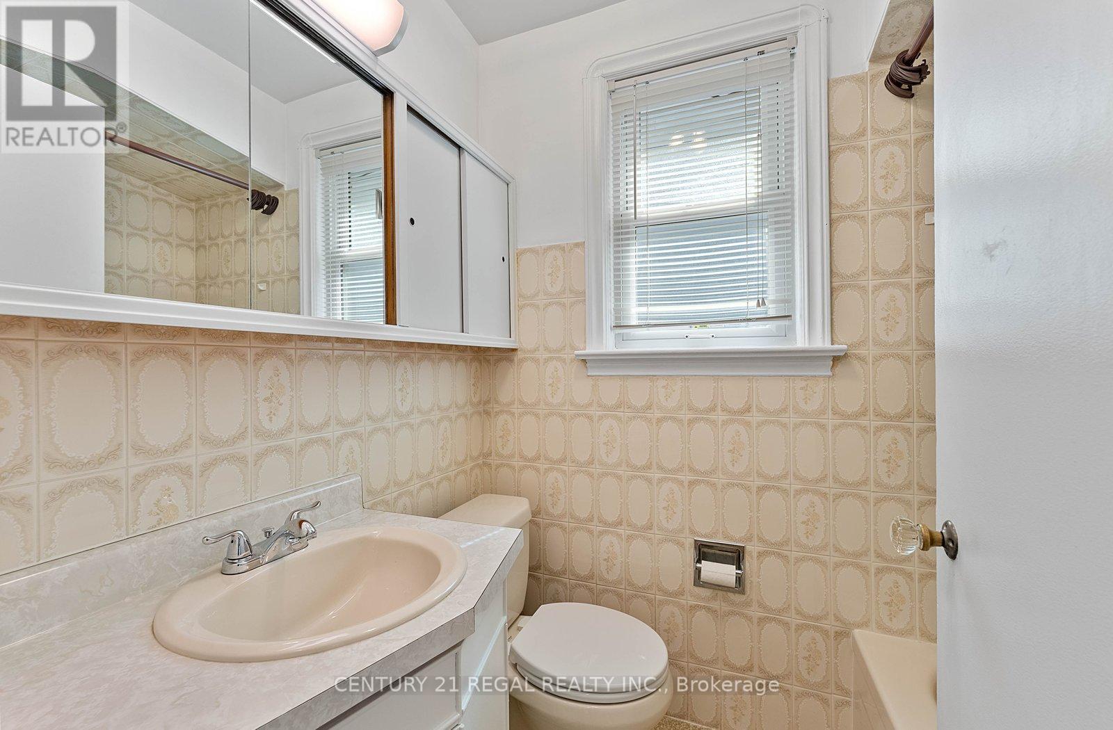 191 Alderbrae Avenue, Toronto, Ontario  M8W 4K4 - Photo 19 - W12946016