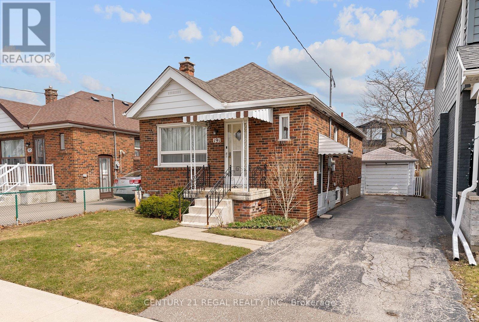 191 Alderbrae Avenue, Toronto, Ontario  M8W 4K4 - Photo 2 - W12946016