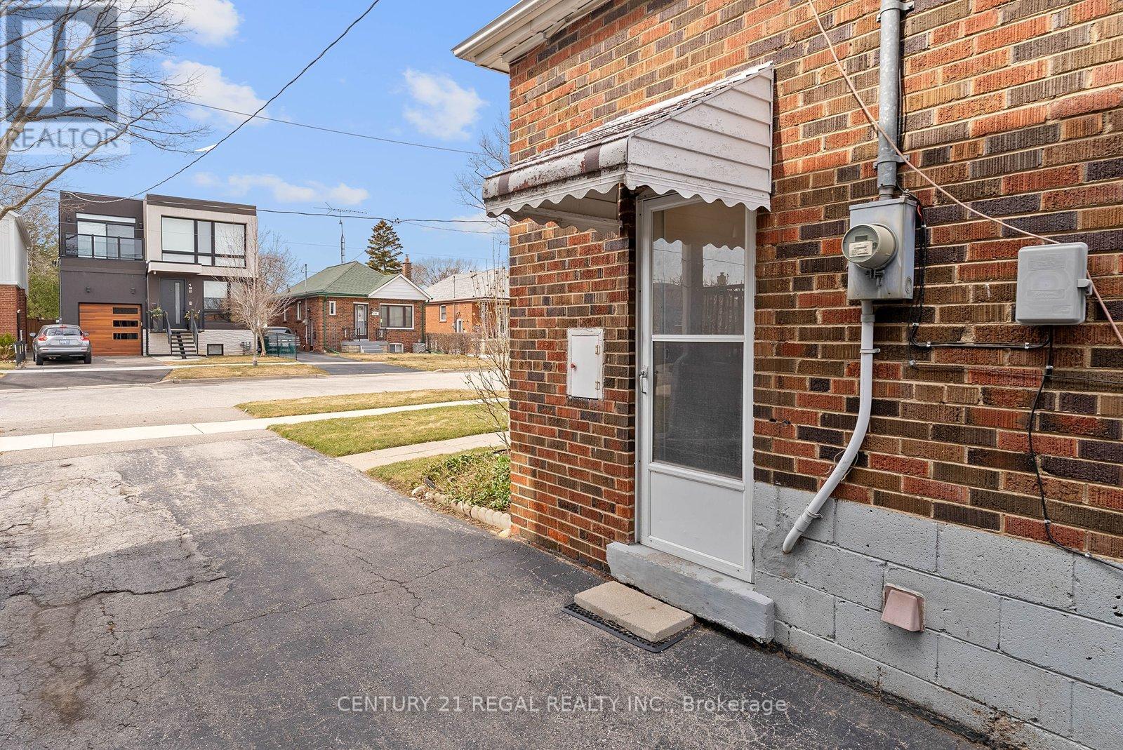 191 Alderbrae Avenue, Toronto, Ontario  M8W 4K4 - Photo 33 - W12946016