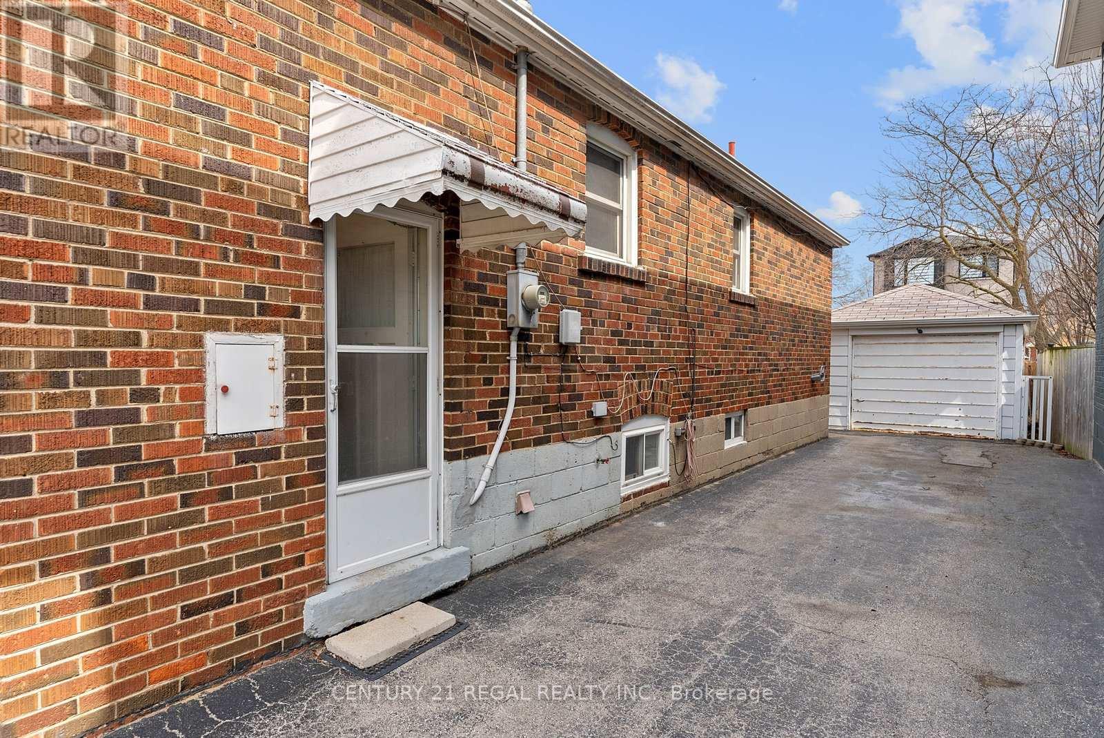 191 Alderbrae Avenue, Toronto, Ontario  M8W 4K4 - Photo 34 - W12946016