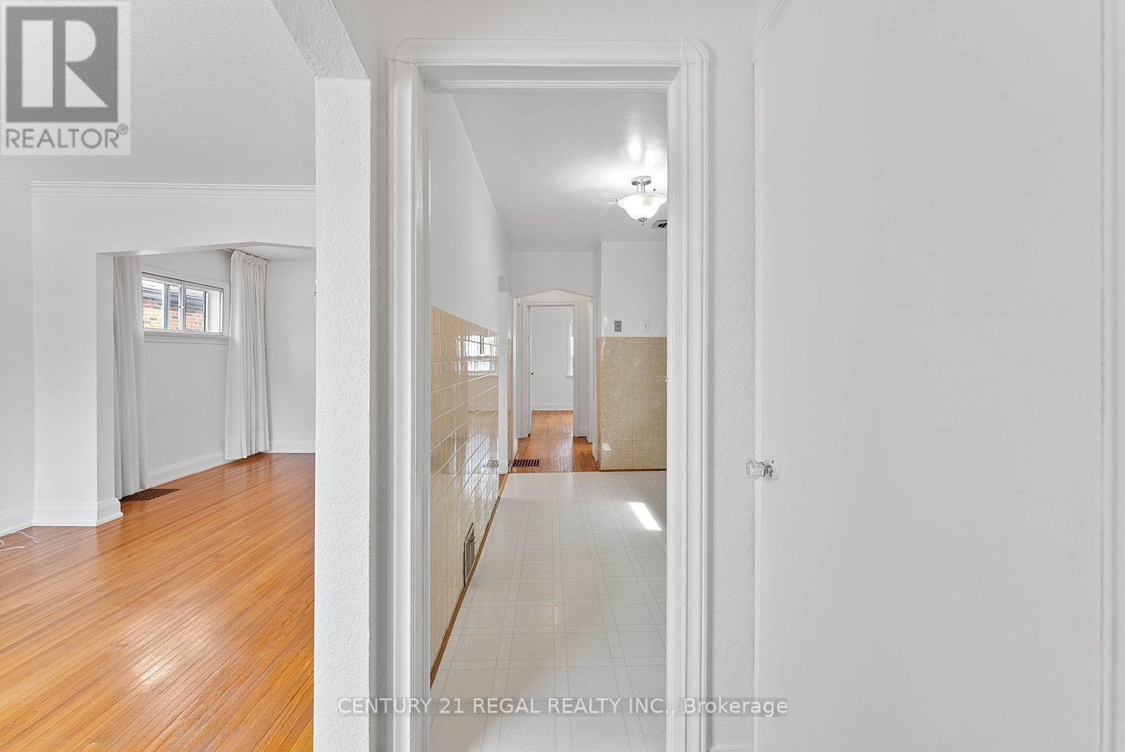 191 Alderbrae Avenue, Toronto, Ontario  M8W 4K4 - Photo 4 - W12946016