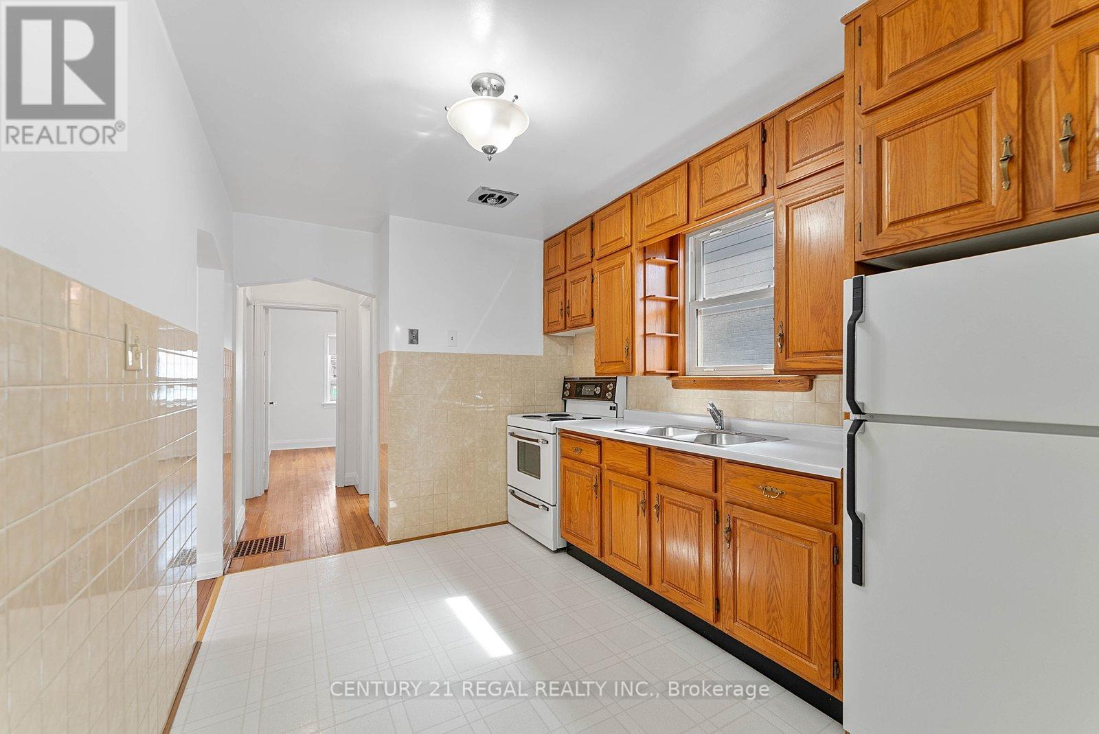 191 Alderbrae Avenue, Toronto, Ontario  M8W 4K4 - Photo 5 - W12946016