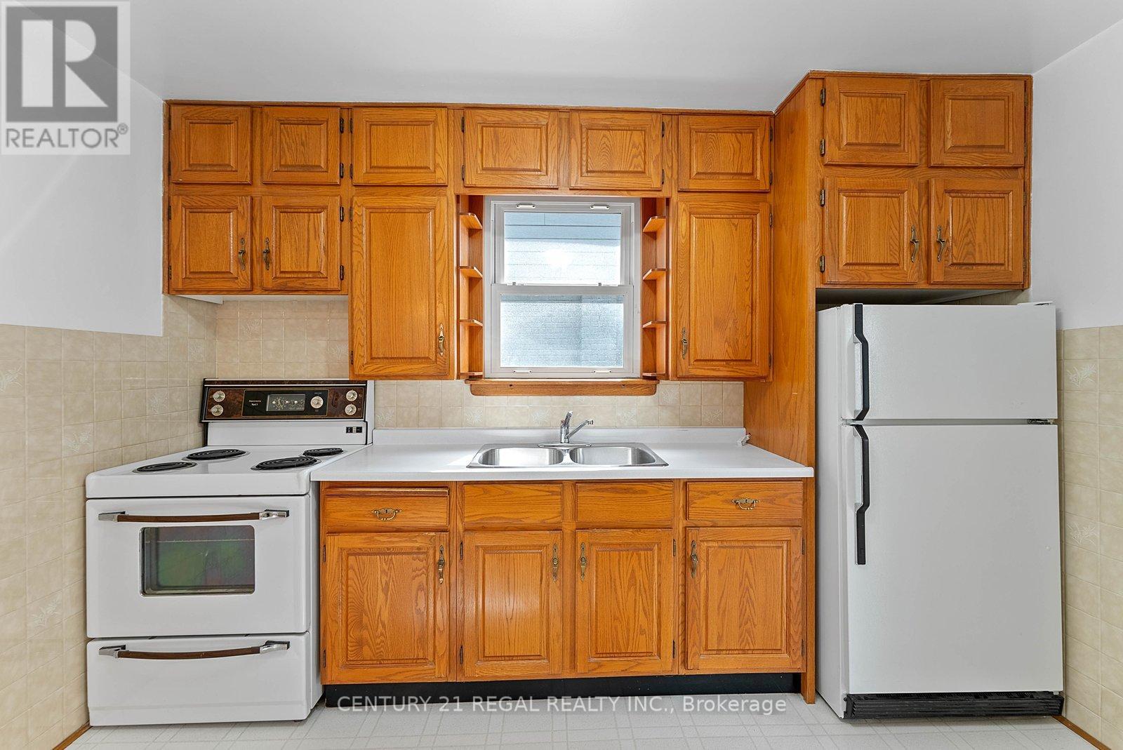 191 Alderbrae Avenue, Toronto, Ontario  M8W 4K4 - Photo 6 - W12946016