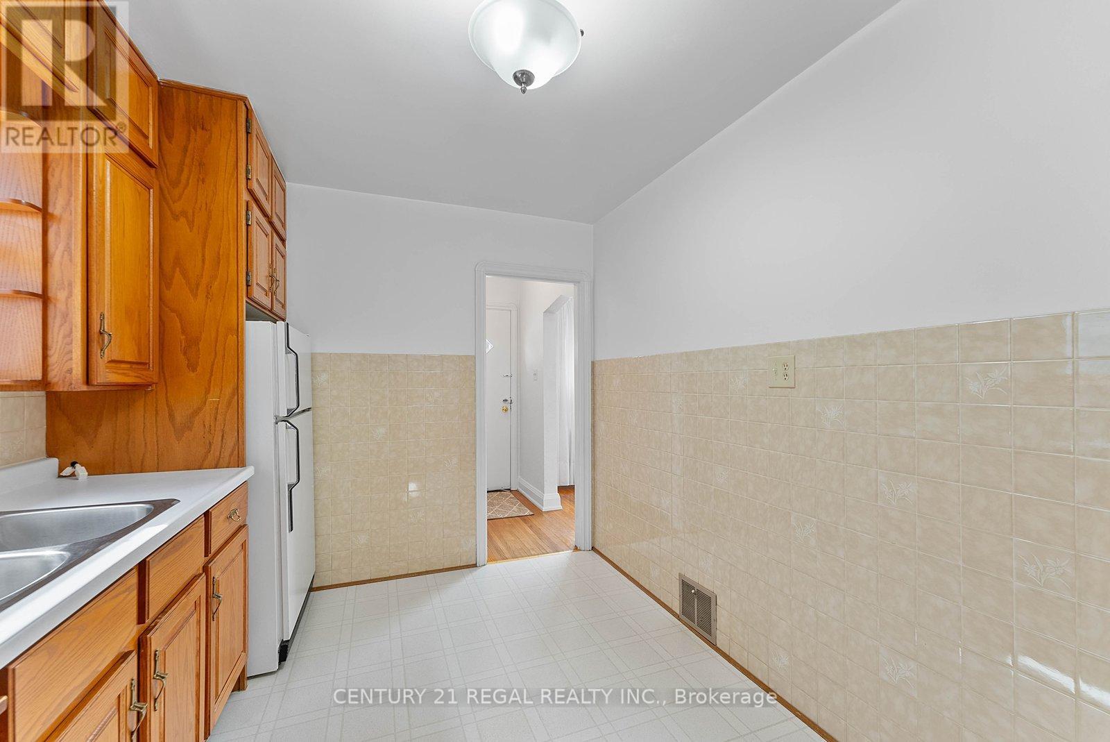 191 Alderbrae Avenue, Toronto, Ontario  M8W 4K4 - Photo 8 - W12946016