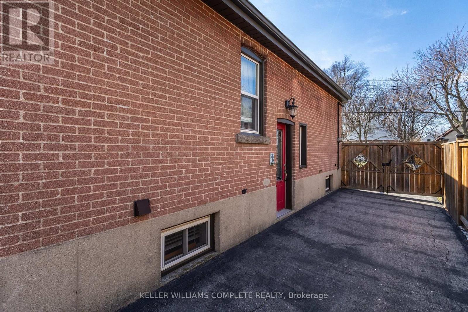 299 East 24th Street, Hamilton, Ontario  L8V 2Y7 - Photo 29 - X12945950