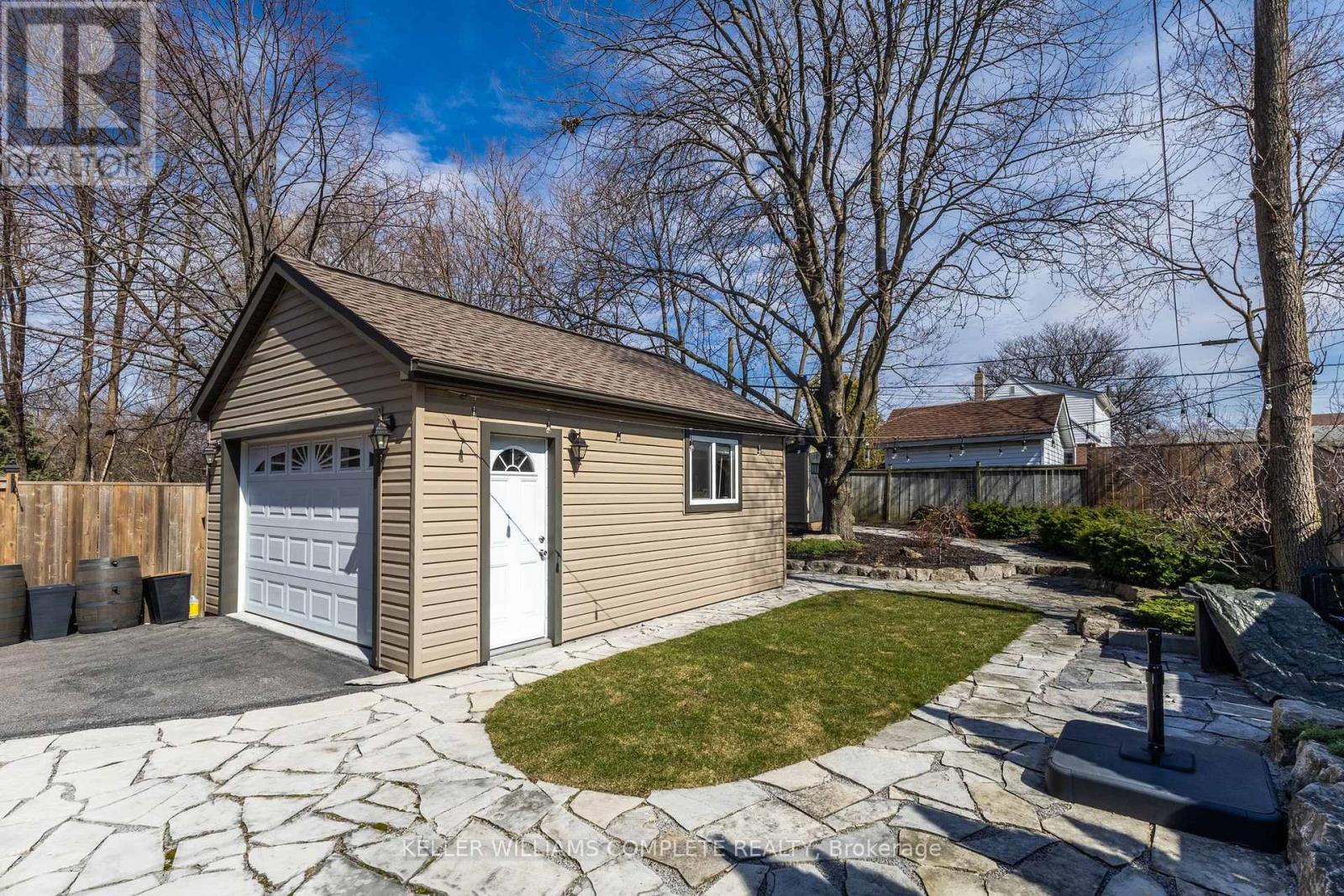 299 East 24th Street, Hamilton, Ontario  L8V 2Y7 - Photo 34 - X12945950