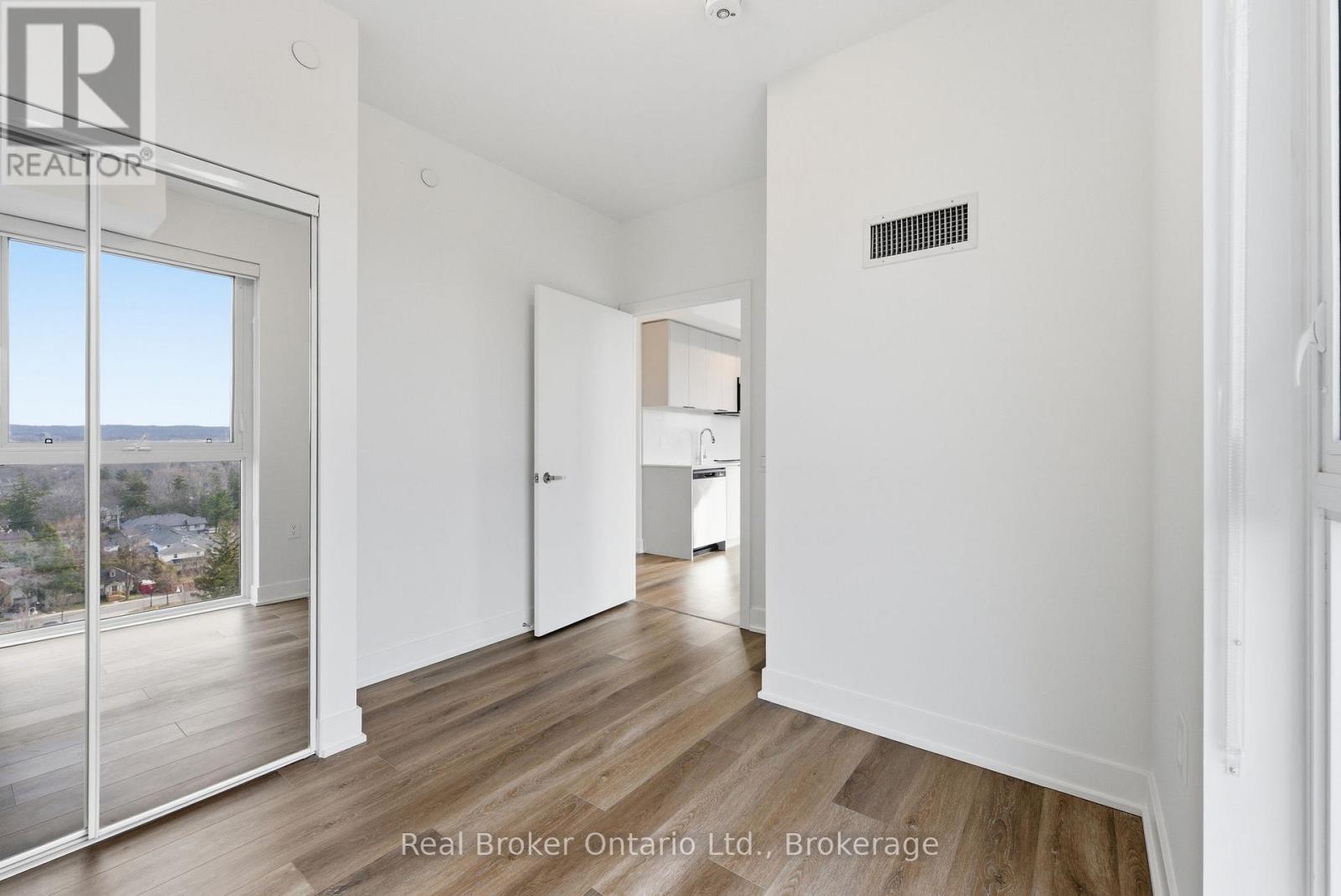 1210 - 2088 James Street, Burlington, Ontario  L7R 0H2 - Photo 13 - W12946278