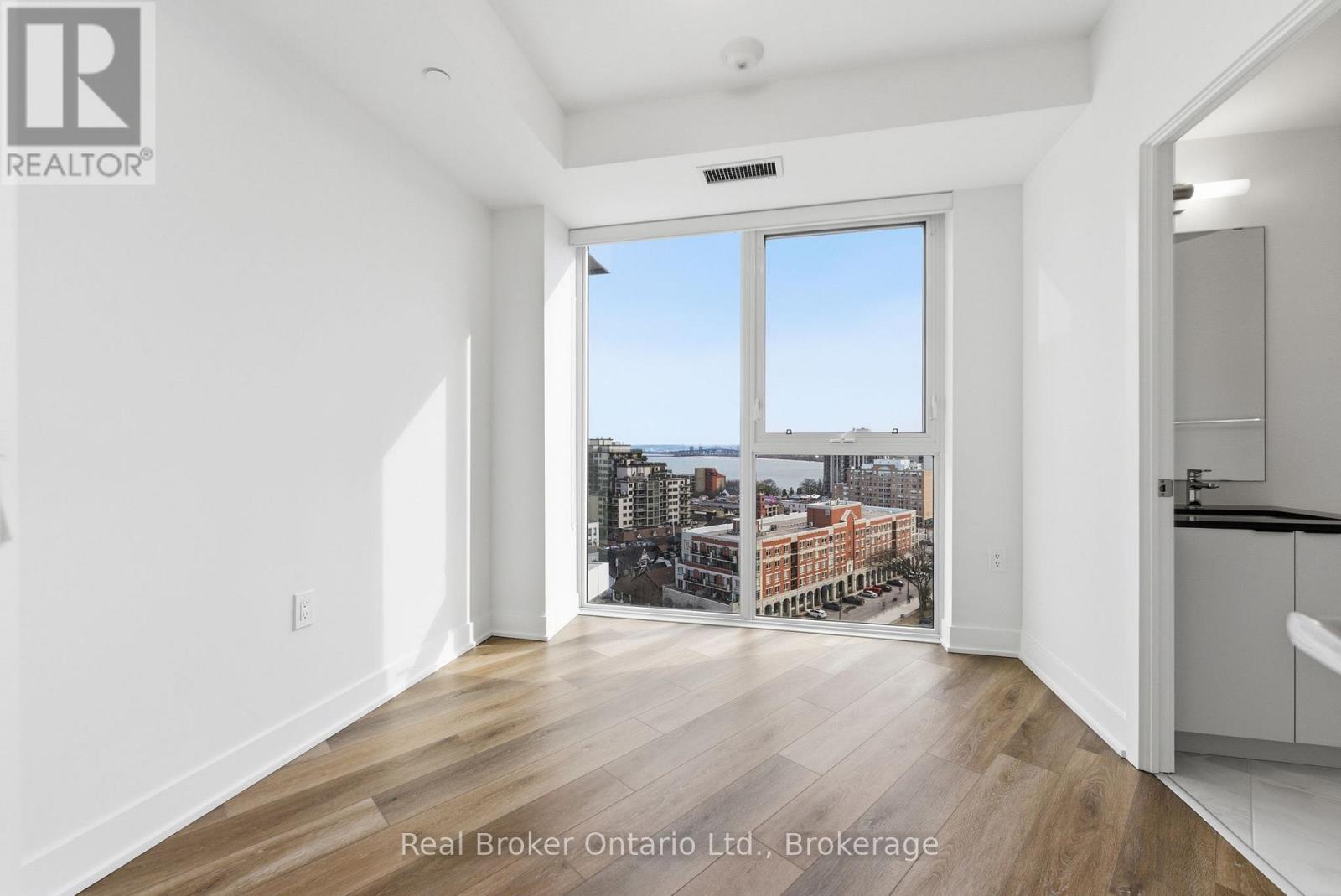 1210 - 2088 James Street, Burlington, Ontario  L7R 0H2 - Photo 15 - W12946278