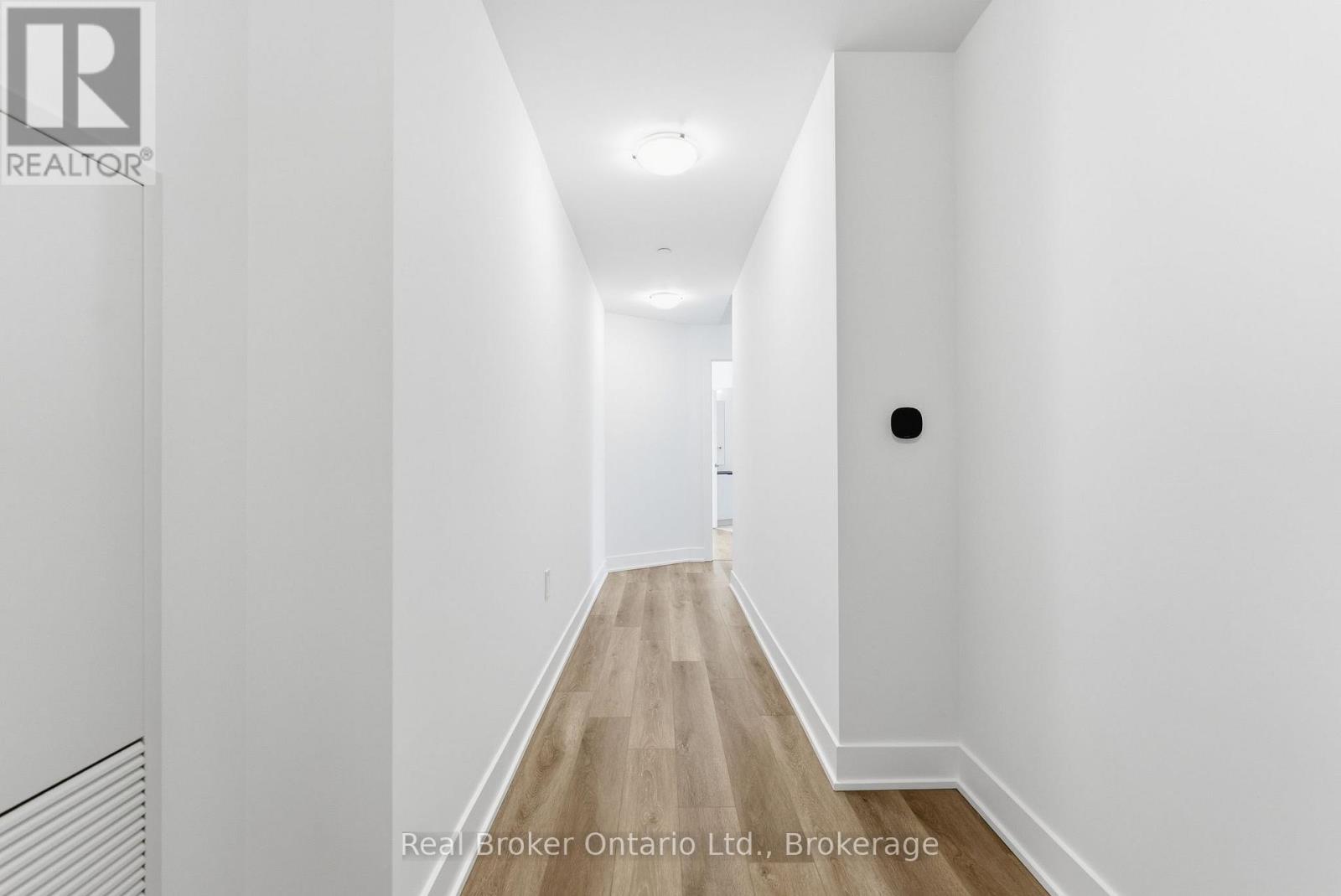 1210 - 2088 James Street, Burlington, Ontario  L7R 0H2 - Photo 5 - W12946278