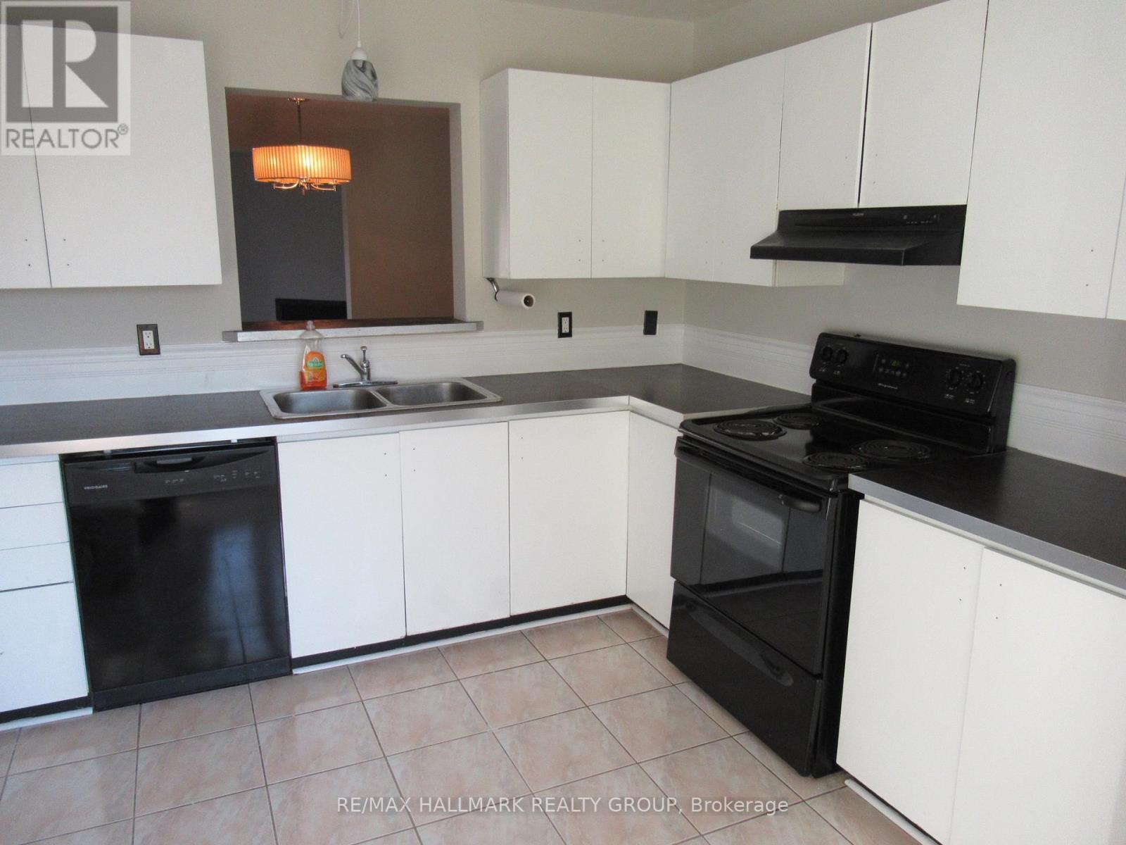 81 Lightfoot Place, Ottawa, Ontario  K2L 3M1 - Photo 15 - X12925572