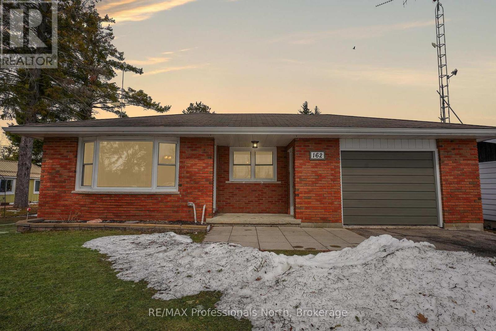 162 Hillside Drive, Kawartha Lakes, Ontario  K0M 1C0 - Photo 4 - X12946300