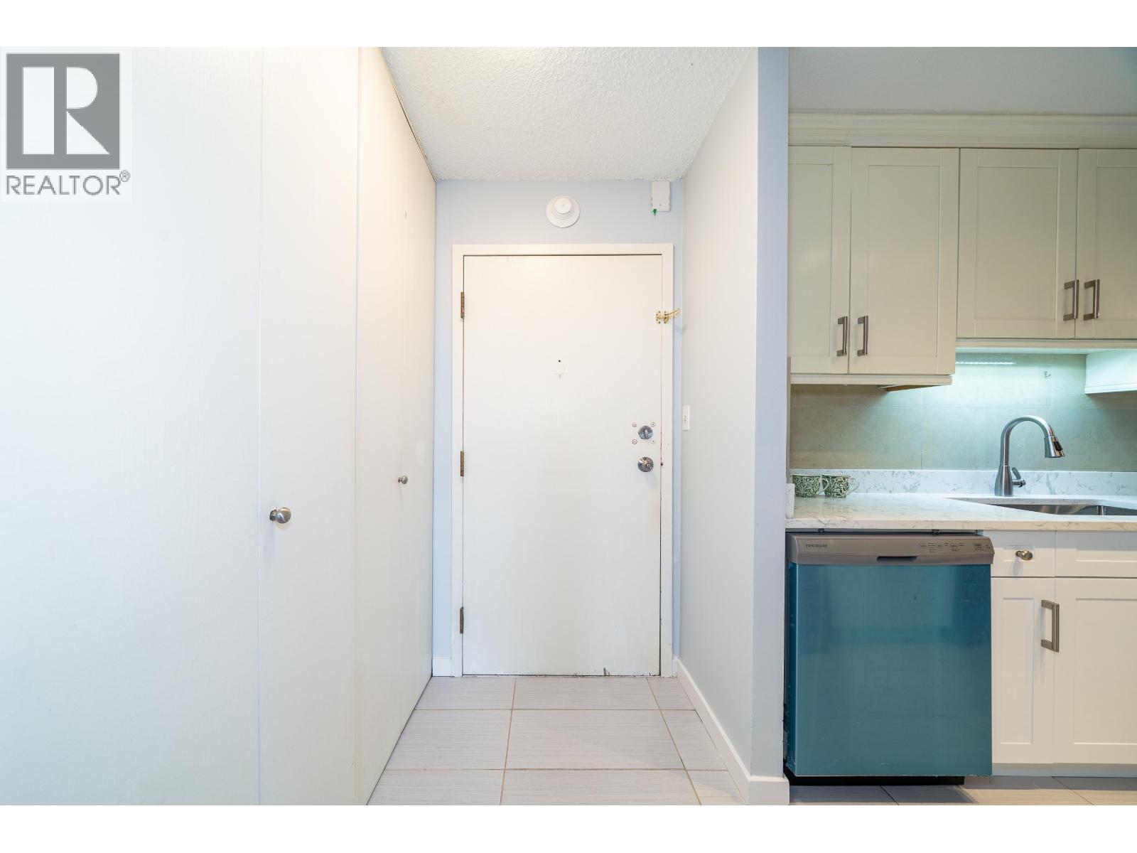 215 5932 Patterson Avenue, Burnaby, British Columbia  V5H 4B4 - Photo 4 - R3105606