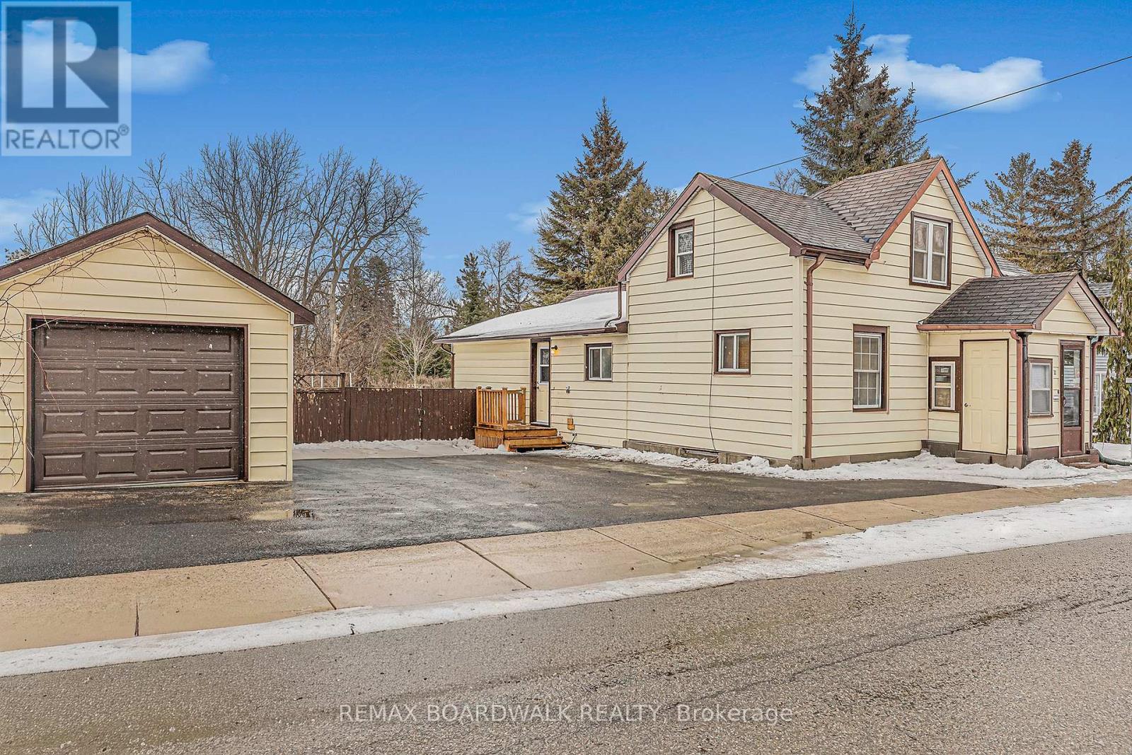 32 COCKBURN STREET, Perth, Ontario