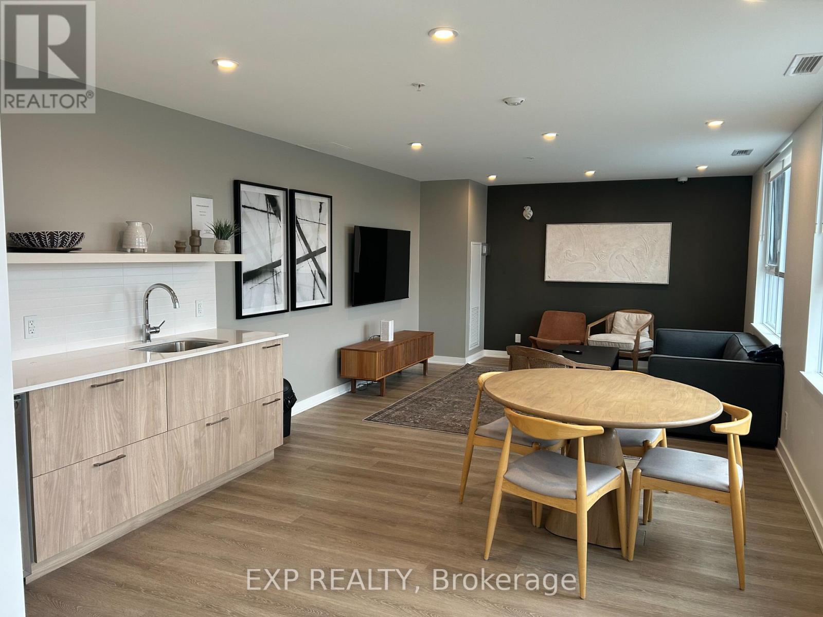 203 - 19 Robinson Avenue, Ottawa, Ontario  K1S 8N8 - Photo 2 - X12946198