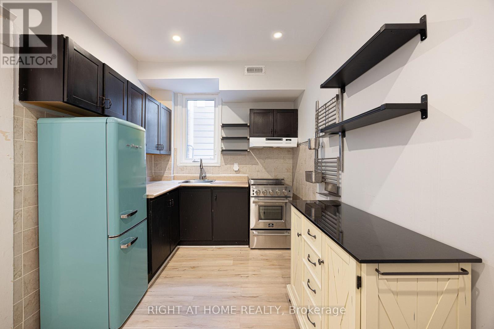 Main Floor - 281 Osler Street, Toronto, Ontario  M6N 2Z3 - Photo 3 - W12901936