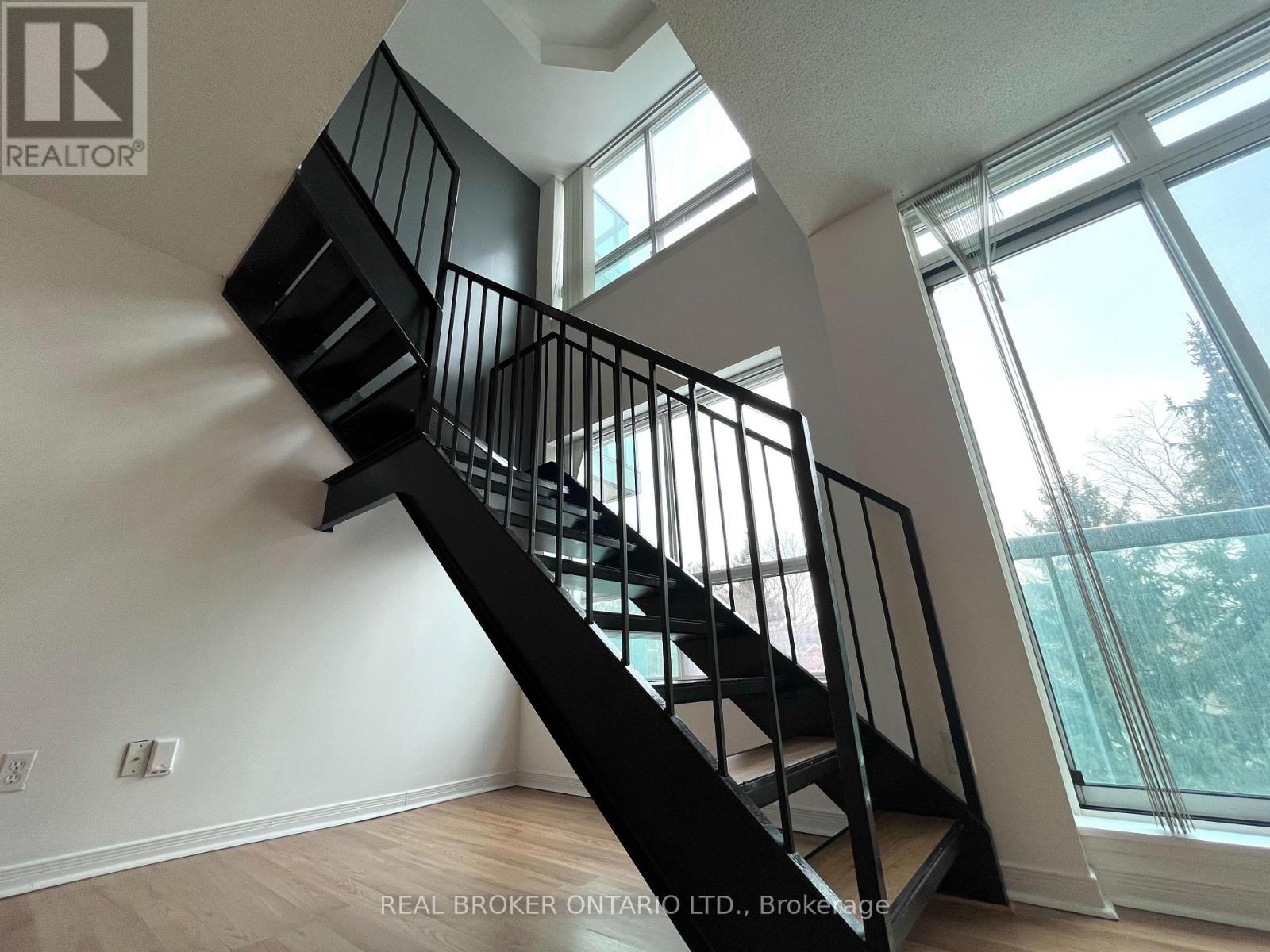 222 - 3 Ellesmere Street, Richmond Hill, Ontario  L4B 4N2 - Photo 2 - N12946088