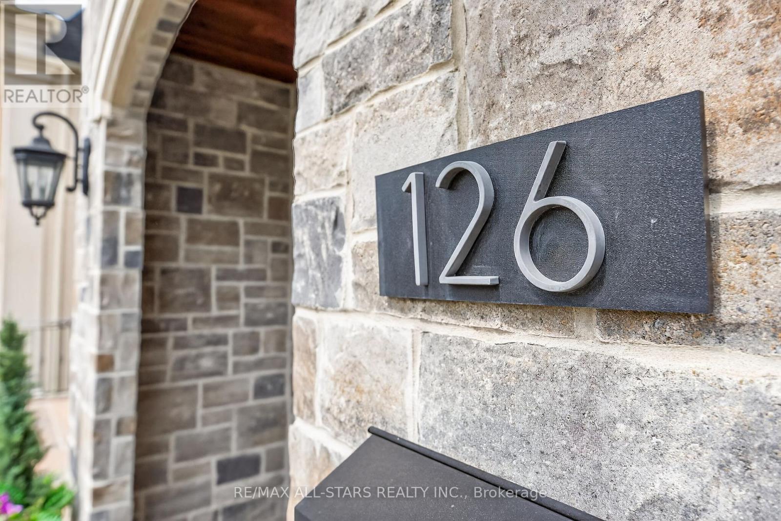 126 Hillview Road, Aurora, Ontario  L4G 2M5 - Photo 3 - N12946294