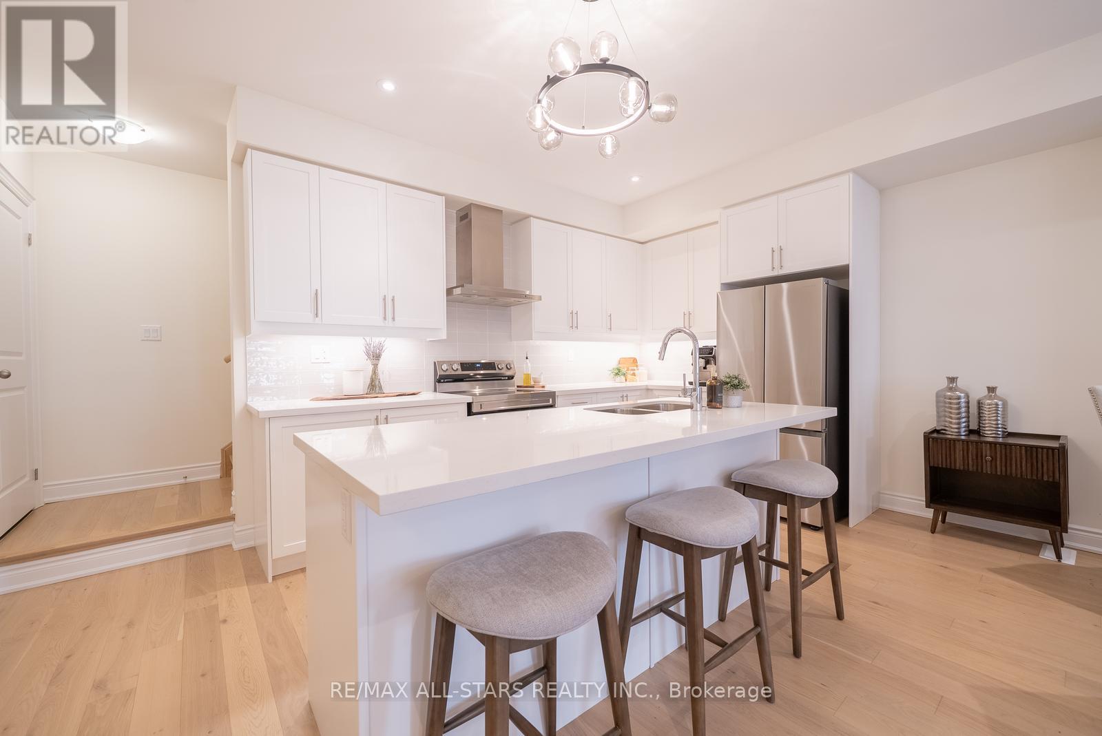 12 GRIFFITH STREET, Aurora, Ontario