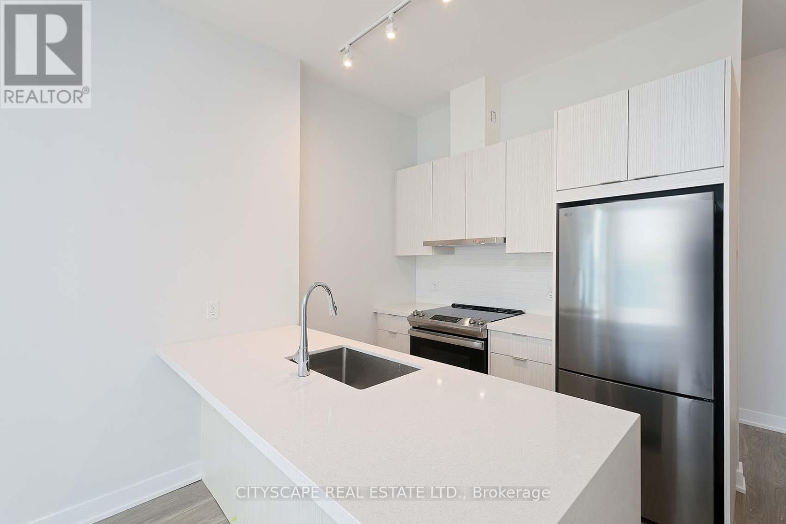 426 - 430 Square One Drive, Mississauga, Ontario  L5B 0L6 - Photo 15 - W12946184