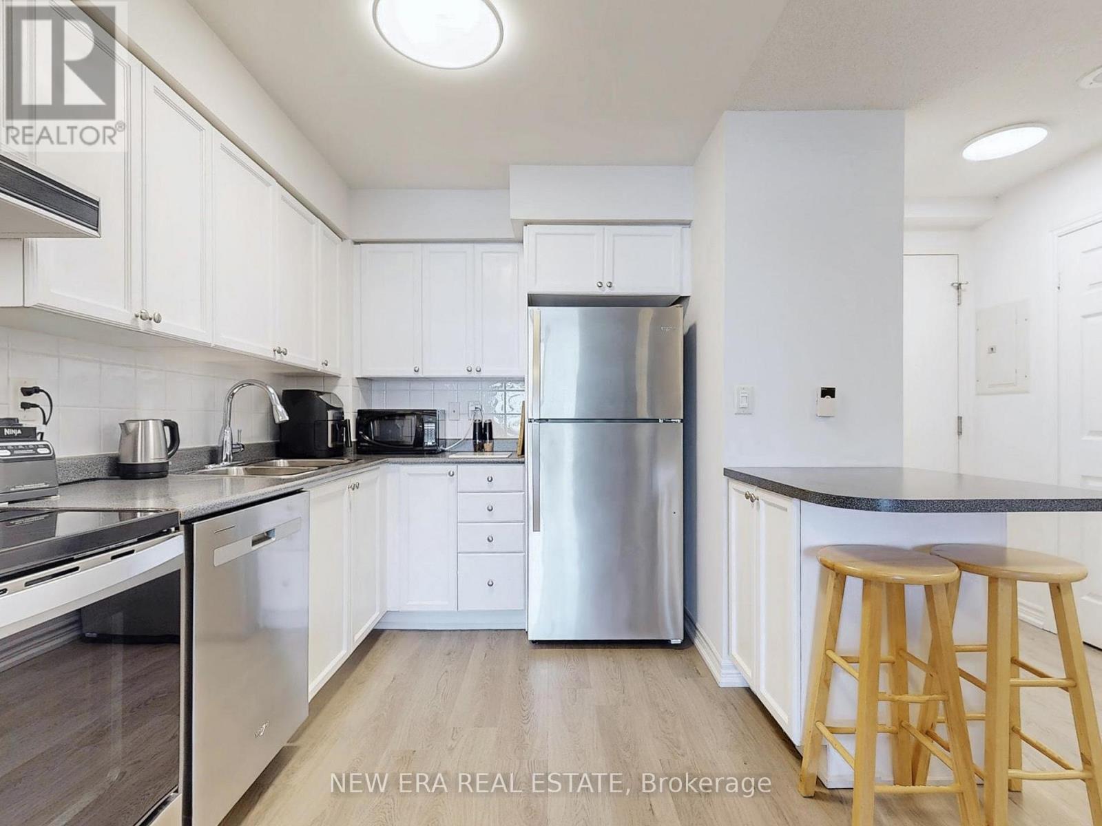 923 - 3888 Duke Of York Boulevard, Mississauga, Ontario  L5B 4P5 - Photo 6 - W12946220