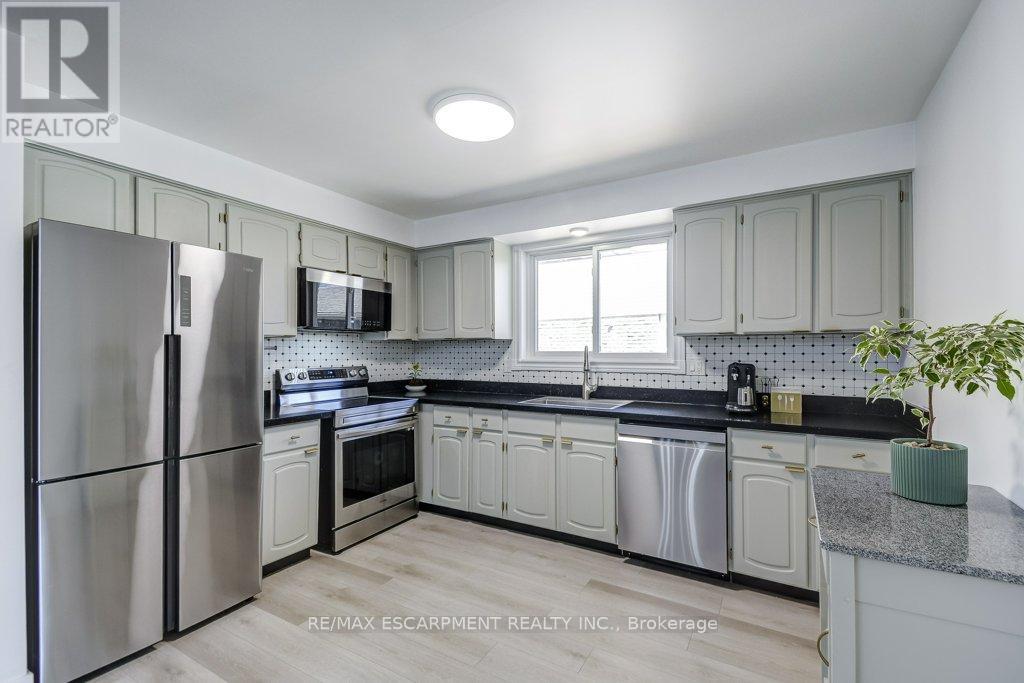 2405 Malcom Crescent, Burlington, Ontario  L7P 3Y5 - Photo 10 - W12946286