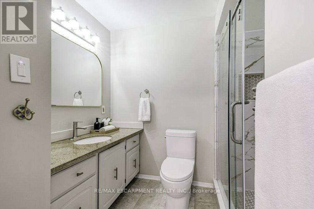 2405 Malcom Crescent, Burlington, Ontario  L7P 3Y5 - Photo 12 - W12946286