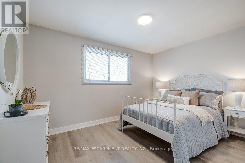 2405 Malcom Crescent, Burlington, Ontario  L7P 3Y5 - Photo 15 - W12946286