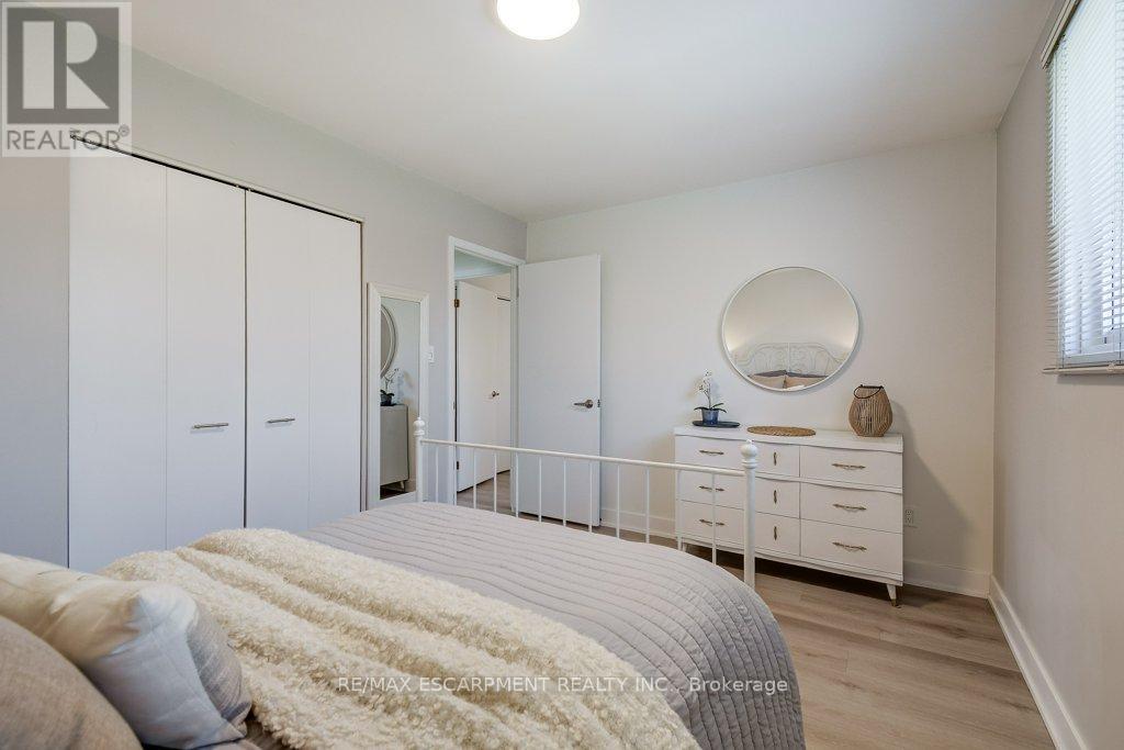 2405 Malcom Crescent, Burlington, Ontario  L7P 3Y5 - Photo 16 - W12946286