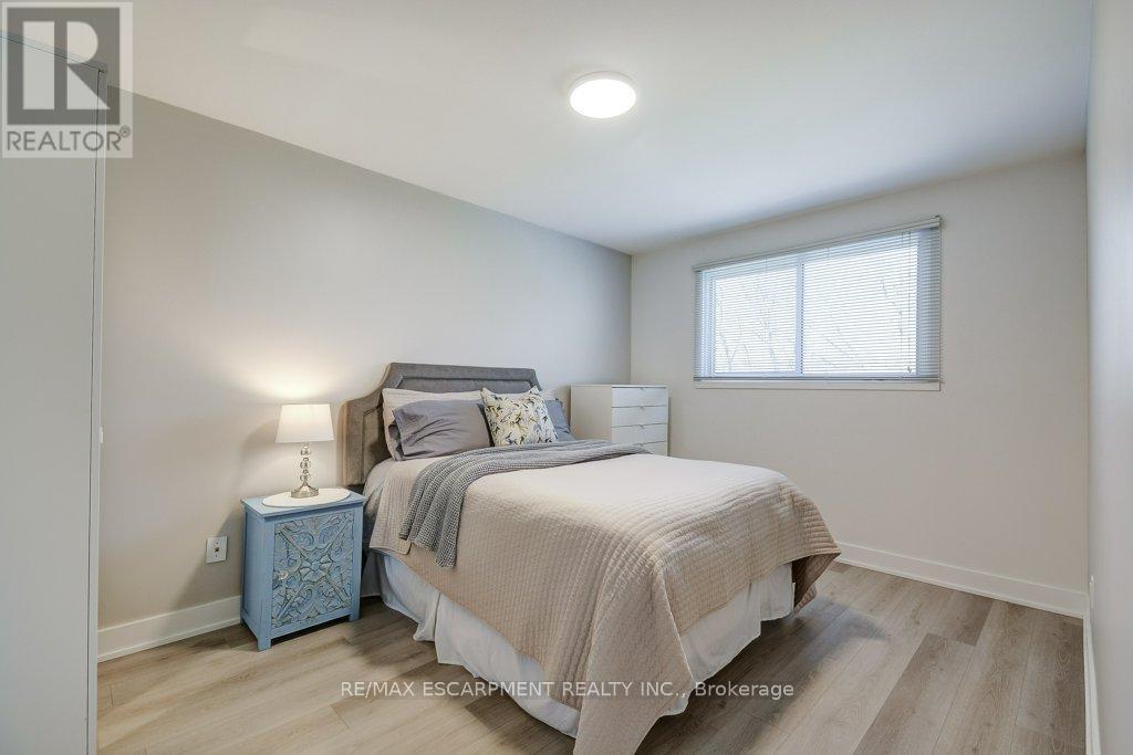 2405 Malcom Crescent, Burlington, Ontario  L7P 3Y5 - Photo 17 - W12946286