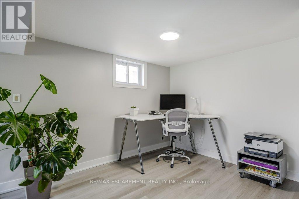 2405 Malcom Crescent, Burlington, Ontario  L7P 3Y5 - Photo 21 - W12946286