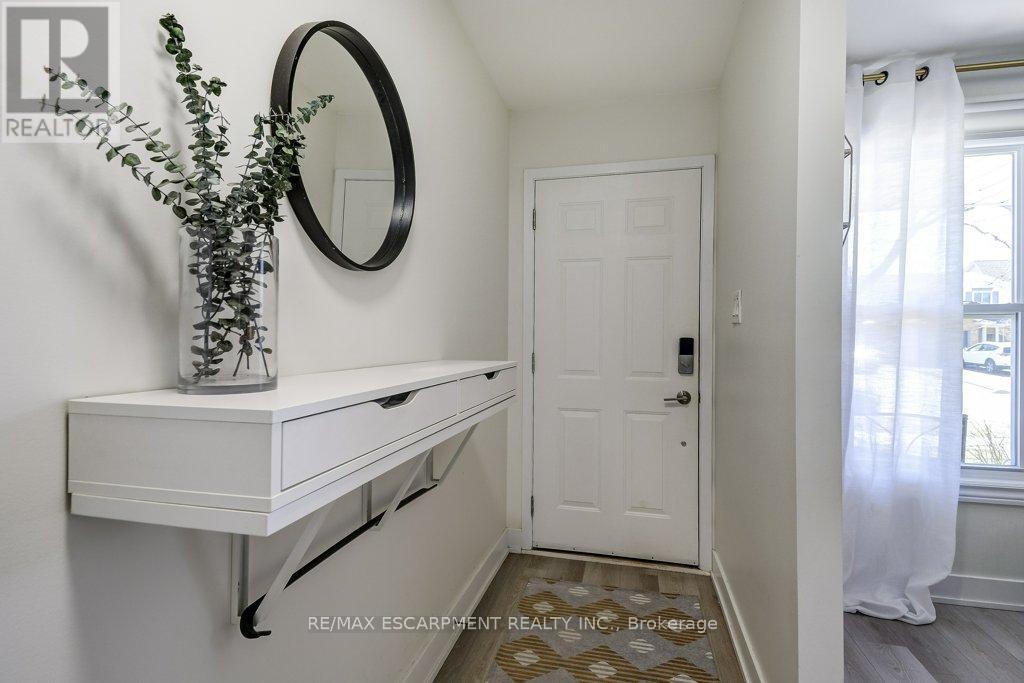 2405 Malcom Crescent, Burlington, Ontario  L7P 3Y5 - Photo 5 - W12946286