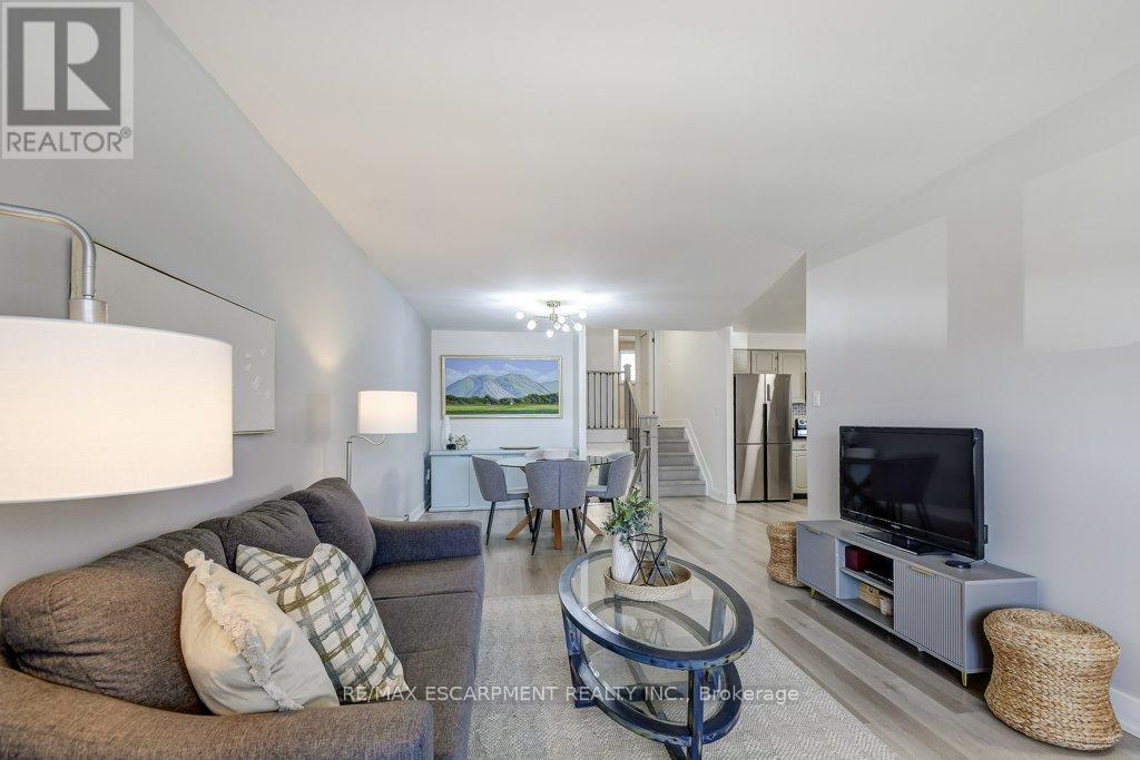 2405 Malcom Crescent, Burlington, Ontario  L7P 3Y5 - Photo 6 - W12946286