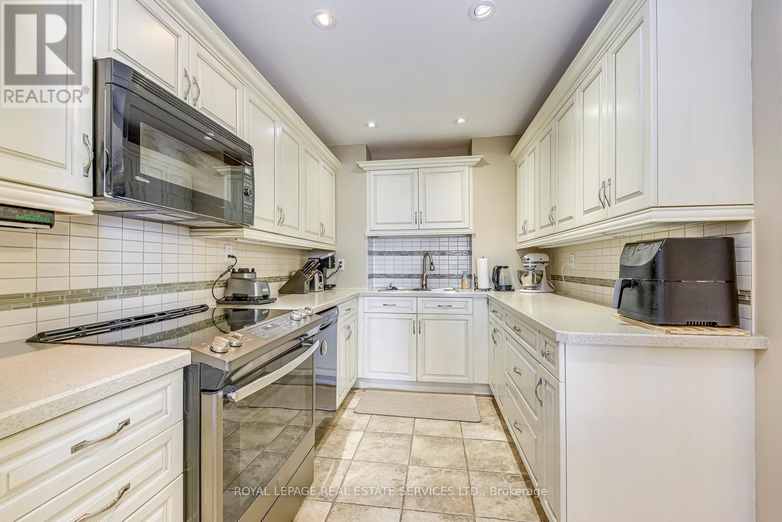 1104 - 965 Inverhouse Drive, Mississauga, Ontario  L5J 4B4 - Photo 10 - W12946422