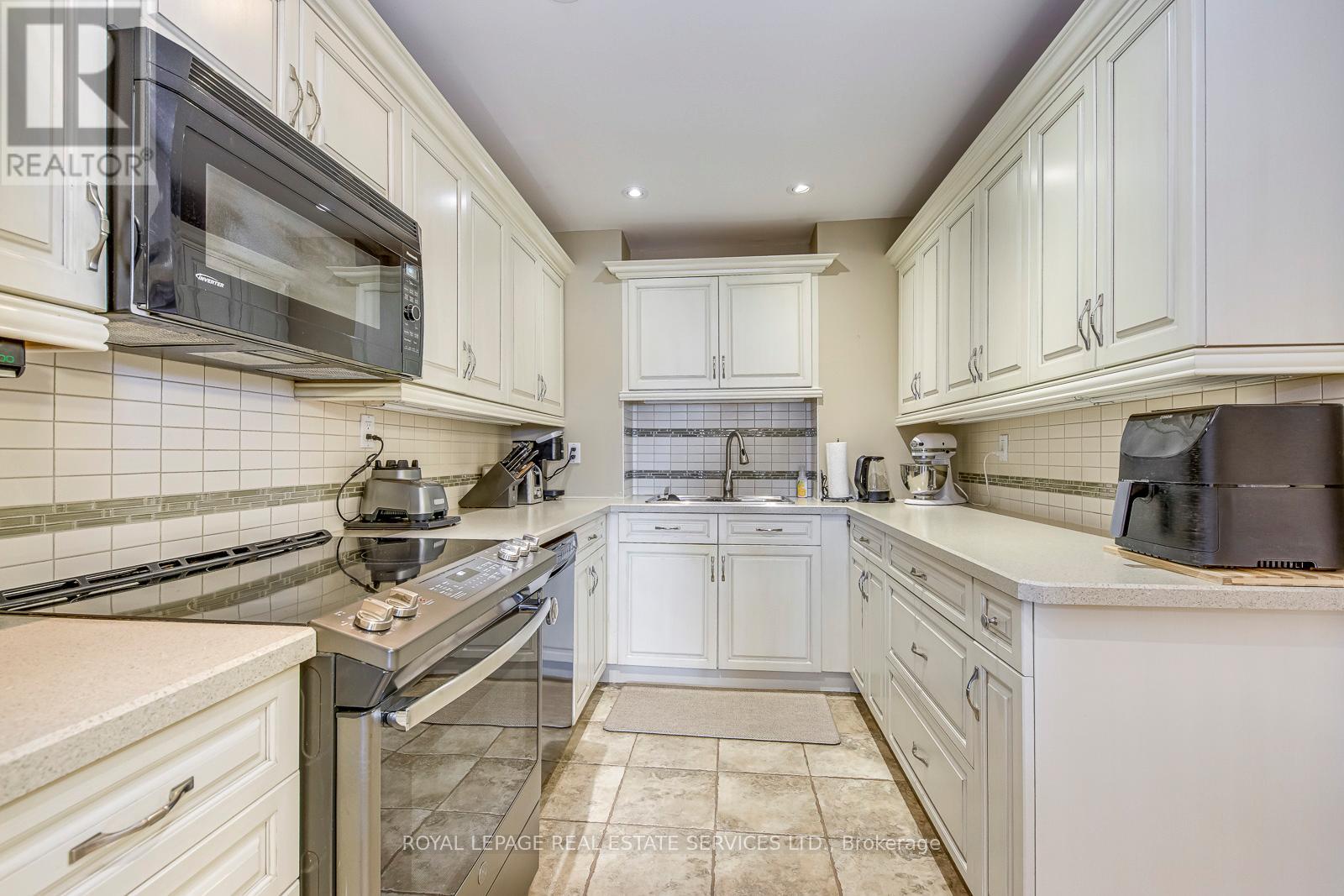 1104 - 965 Inverhouse Drive, Mississauga, Ontario  L5J 4B4 - Photo 11 - W12946422