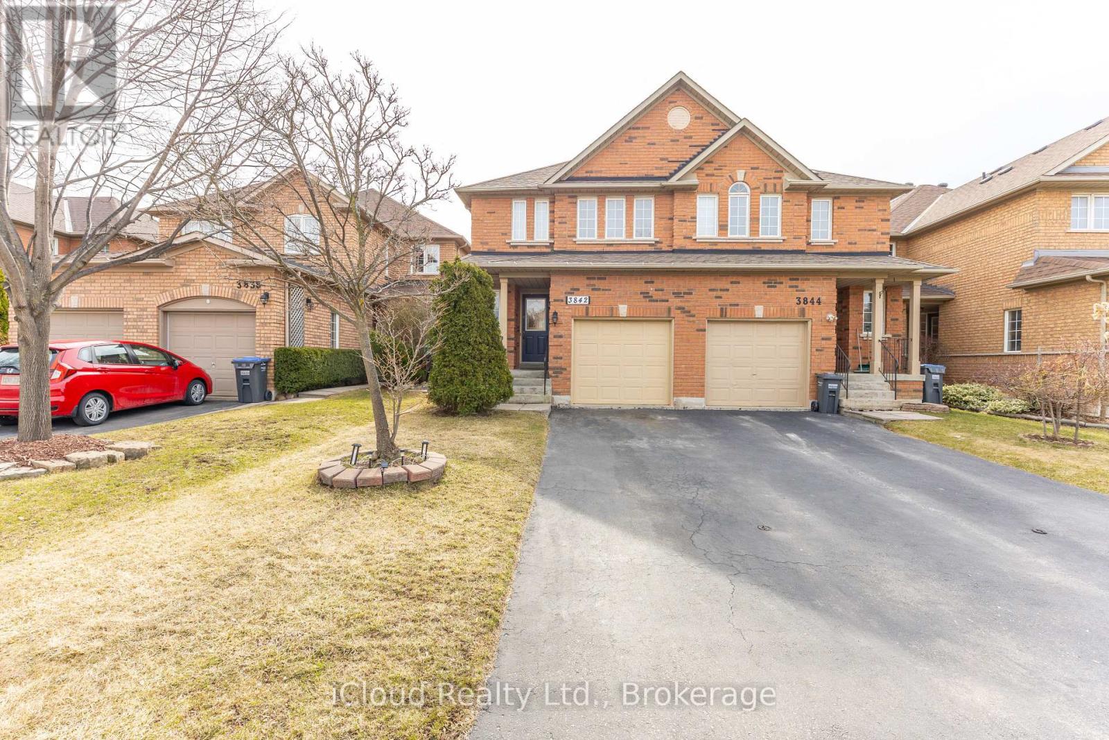 3842 Ridgepoint Way, Mississauga, Ontario  L5N 7T9 - Photo 2 - W12946428