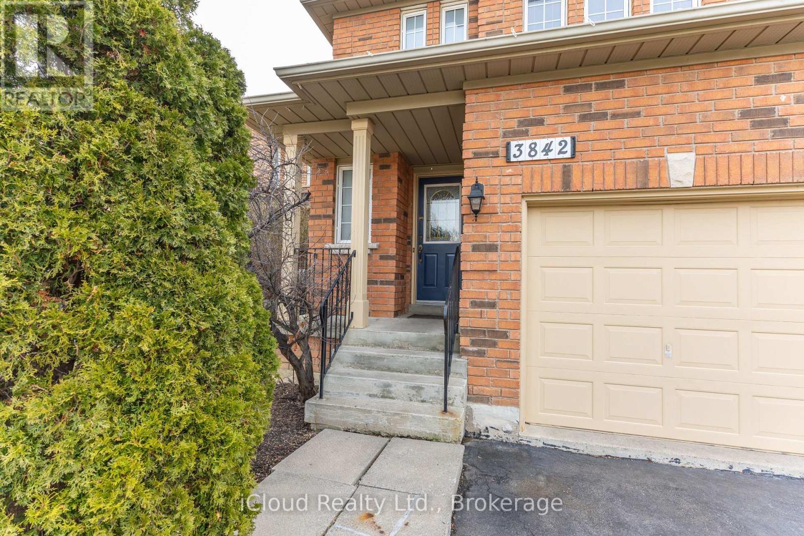 3842 Ridgepoint Way, Mississauga, Ontario  L5N 7T9 - Photo 3 - W12946428
