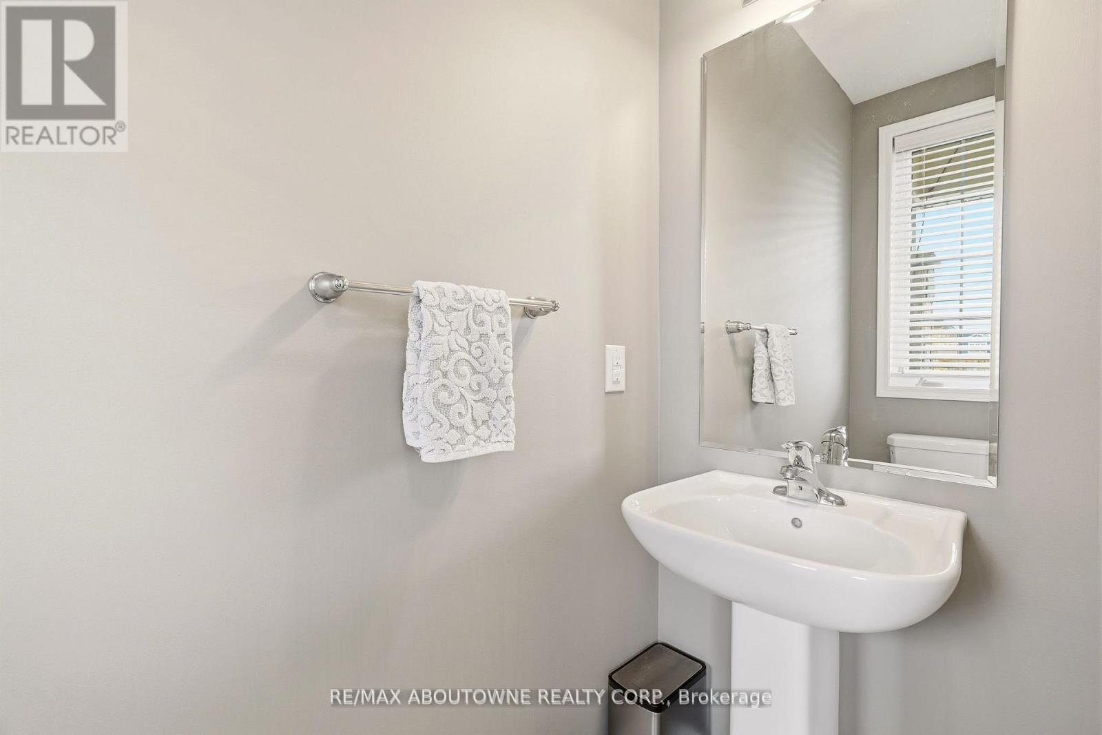 130 Stillwater Crescent, Hamilton, Ontario  L0R 2H1 - Photo 5 - X12946328