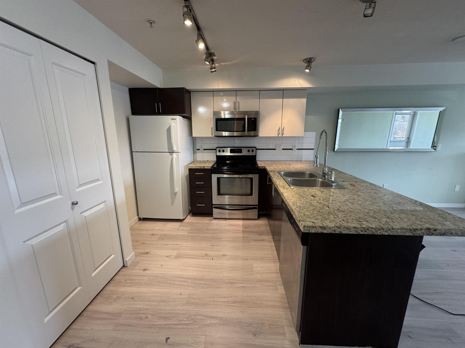 307 14960 102a Avenue, Surrey, British Columbia  V3R 6A3 - Photo 6 - R3105914