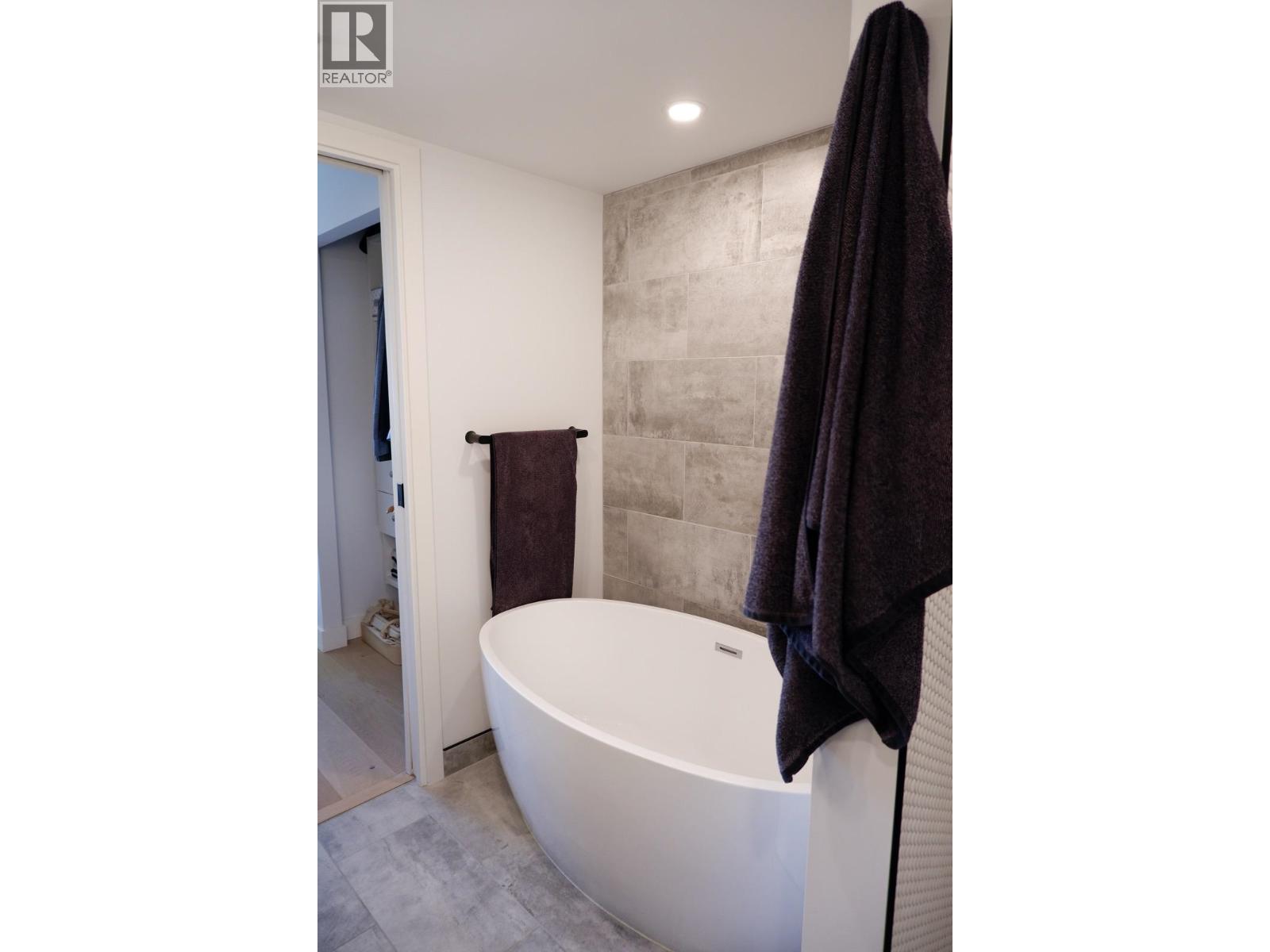 802 683 W Victoria Park Avenue, North Vancouver, British Columbia  V7M 0A2 - Photo 10 - R3105487