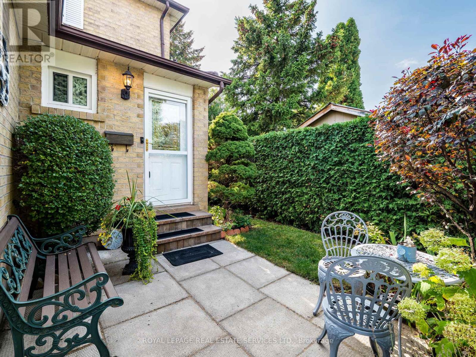 77 Martindale Crescent, Brampton, Ontario  L6X 2T8 - Photo 3 - W12425752