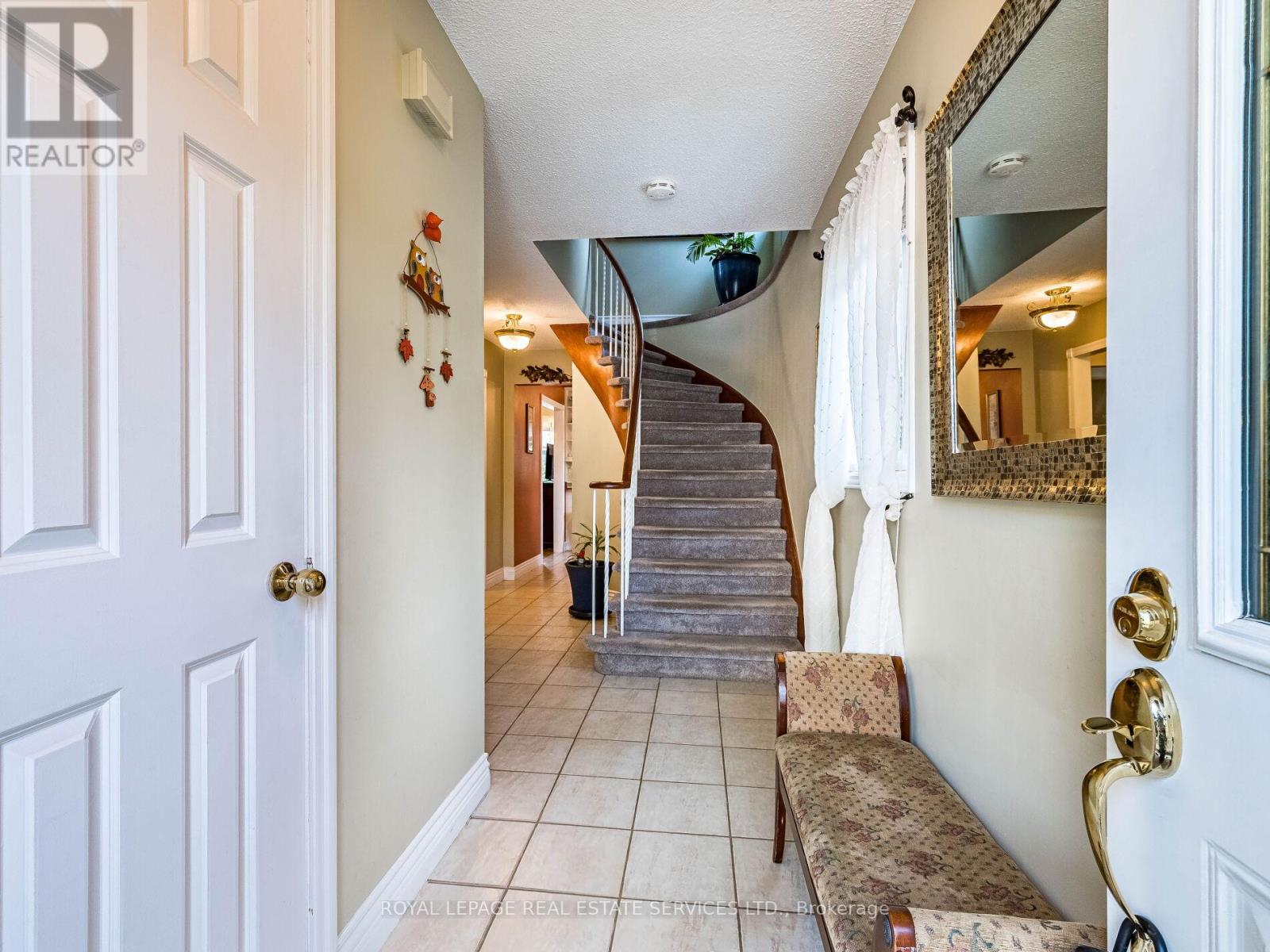 77 Martindale Crescent, Brampton, Ontario  L6X 2T8 - Photo 5 - W12425752