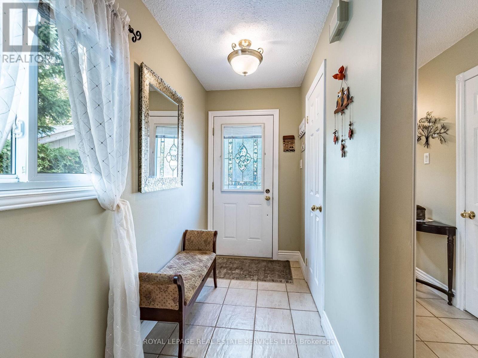 77 Martindale Crescent, Brampton, Ontario  L6X 2T8 - Photo 6 - W12425752